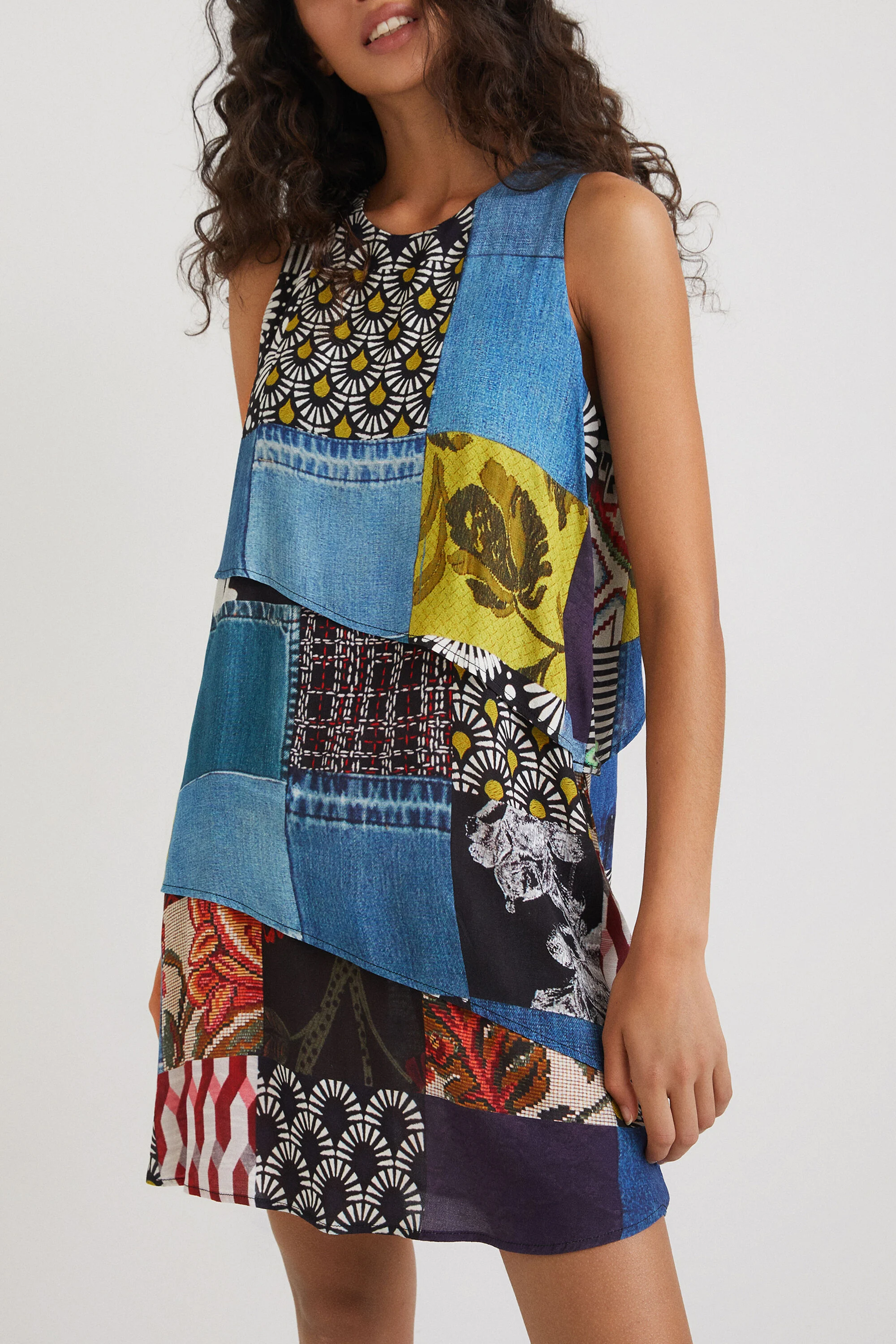 Vestido corto print patch digital