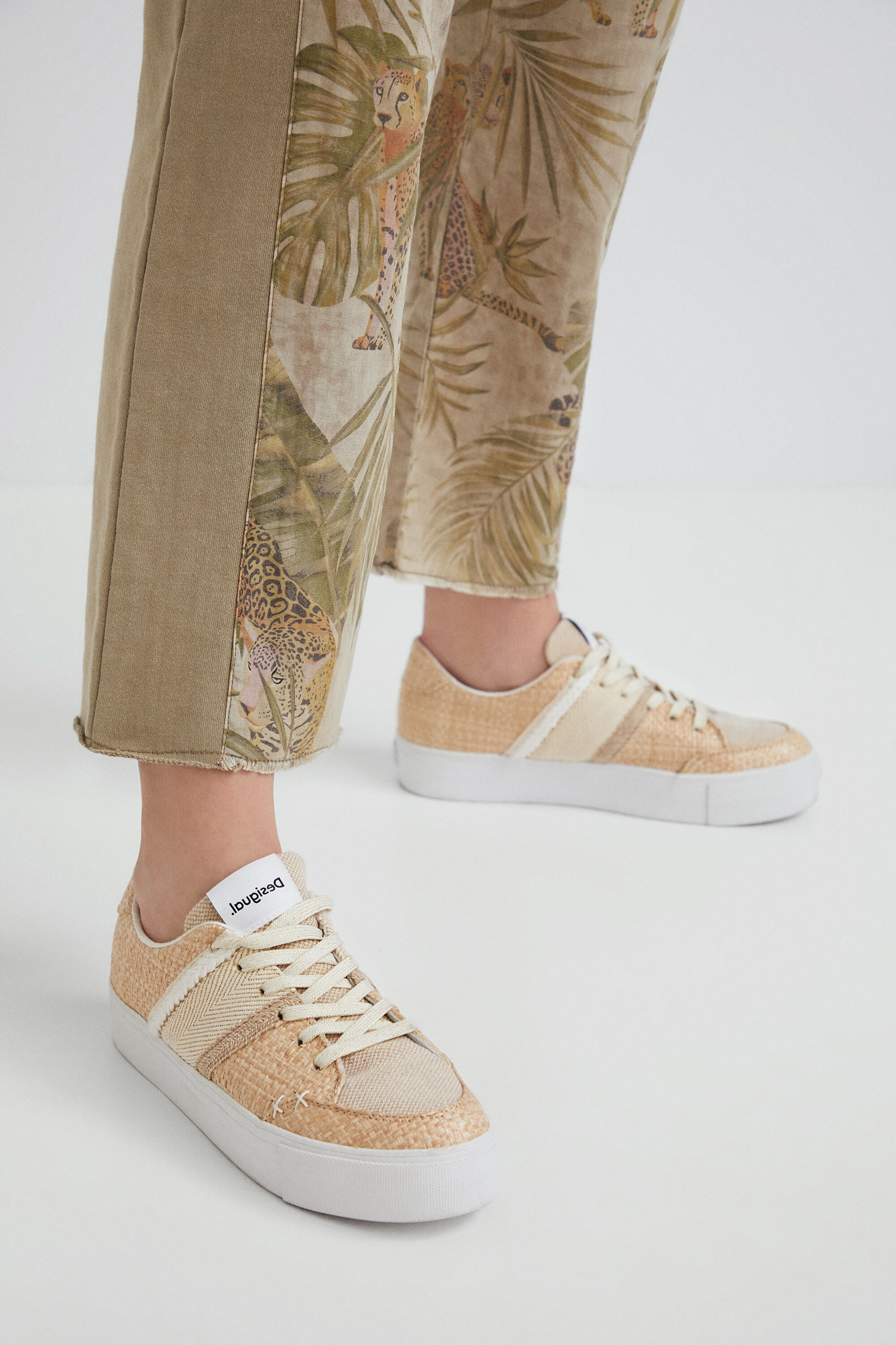 Zapatilla de fibras naturales