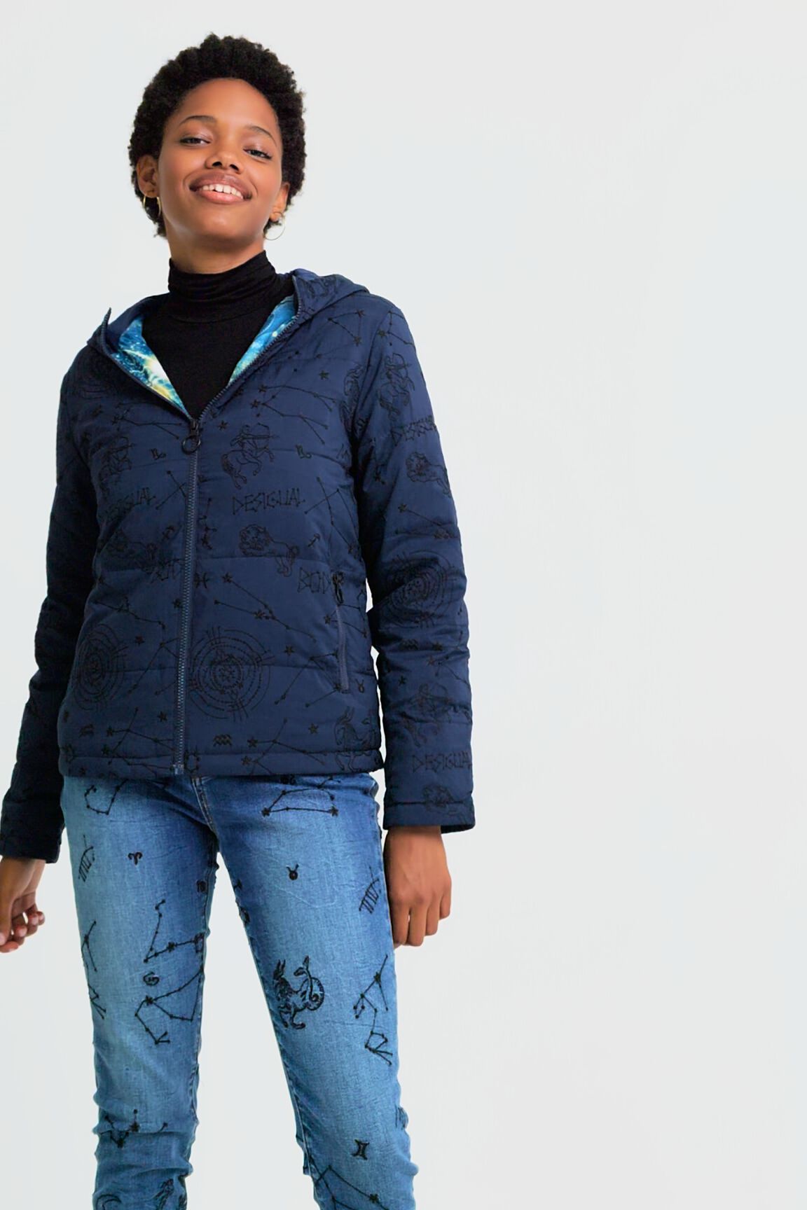 Chaqueta corta acolchada capucha
