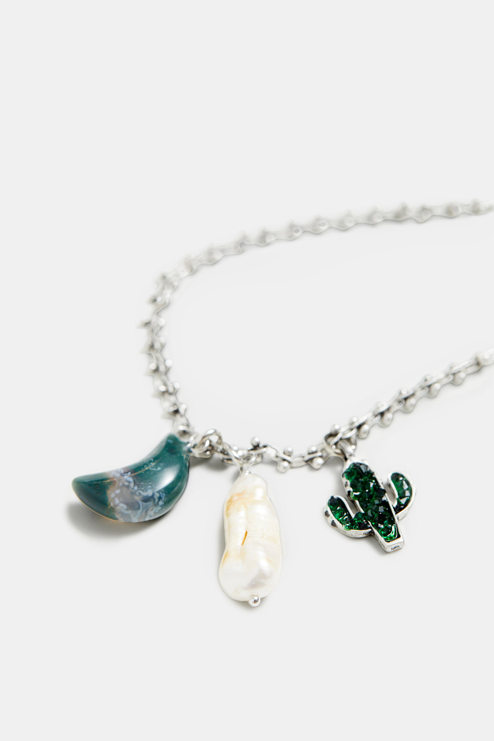 Collar largo plateado charms