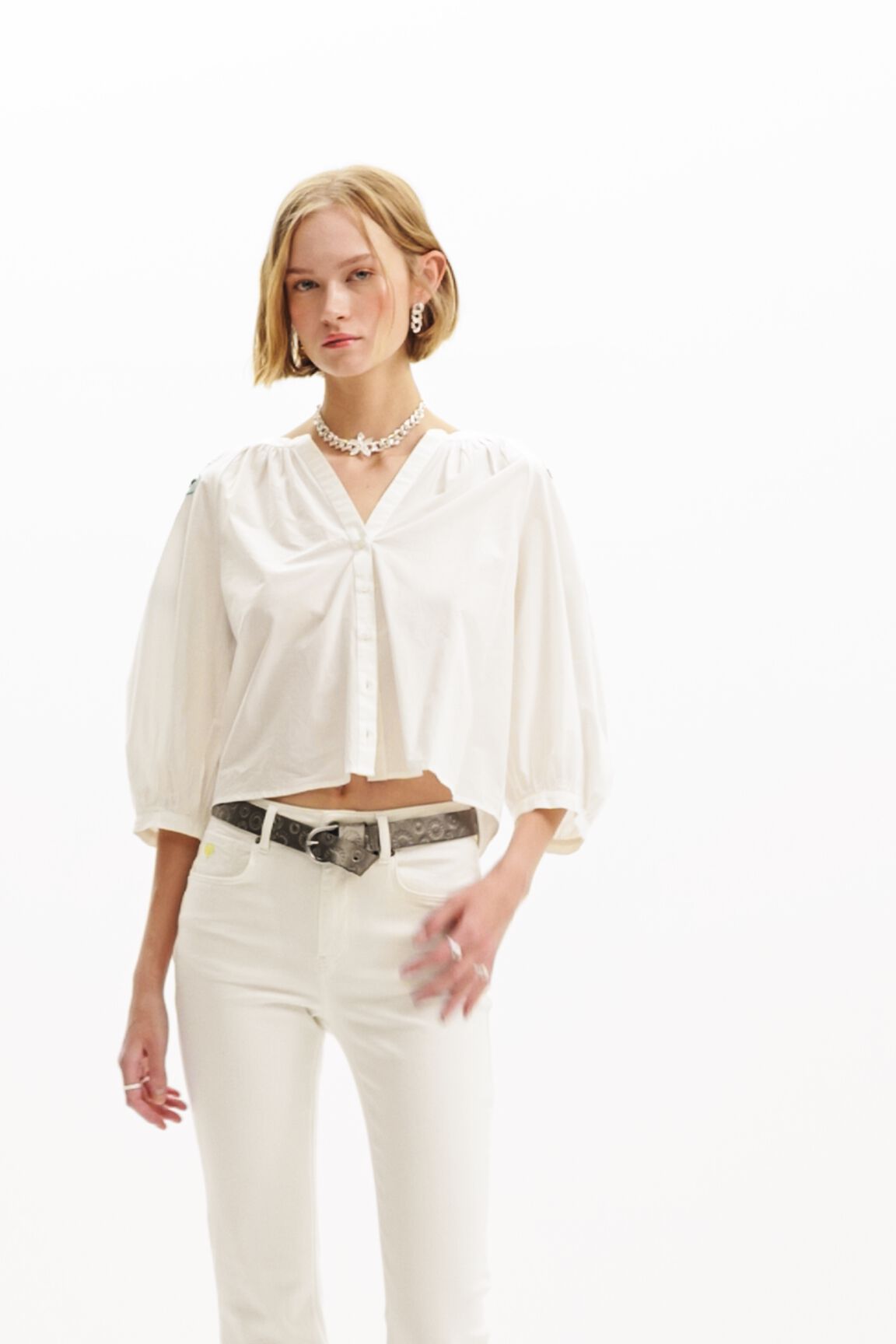 Blusa cuello pico bordados