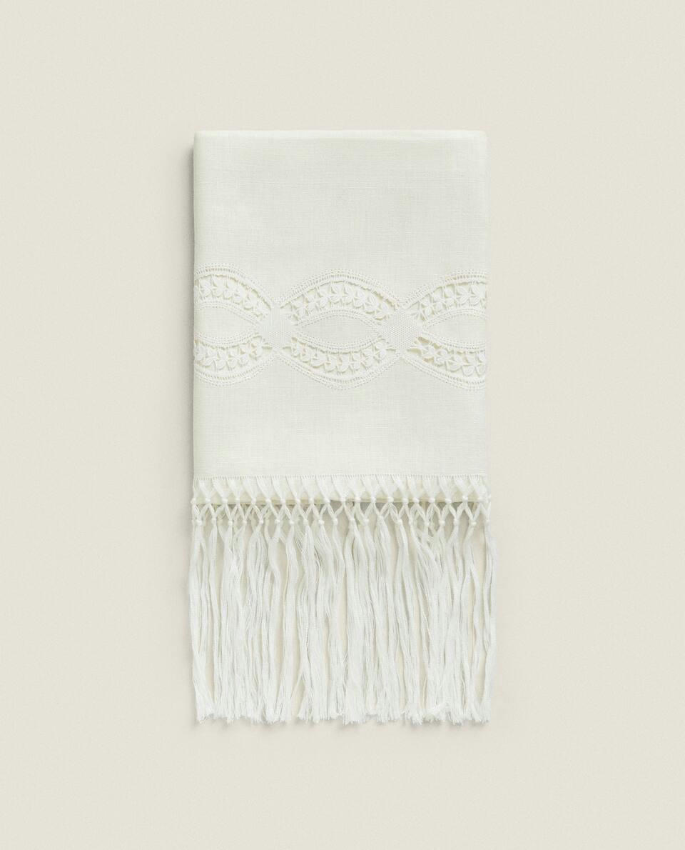 LINEN AND CAMARI?AS LACE TOWEL WITH FRINGING