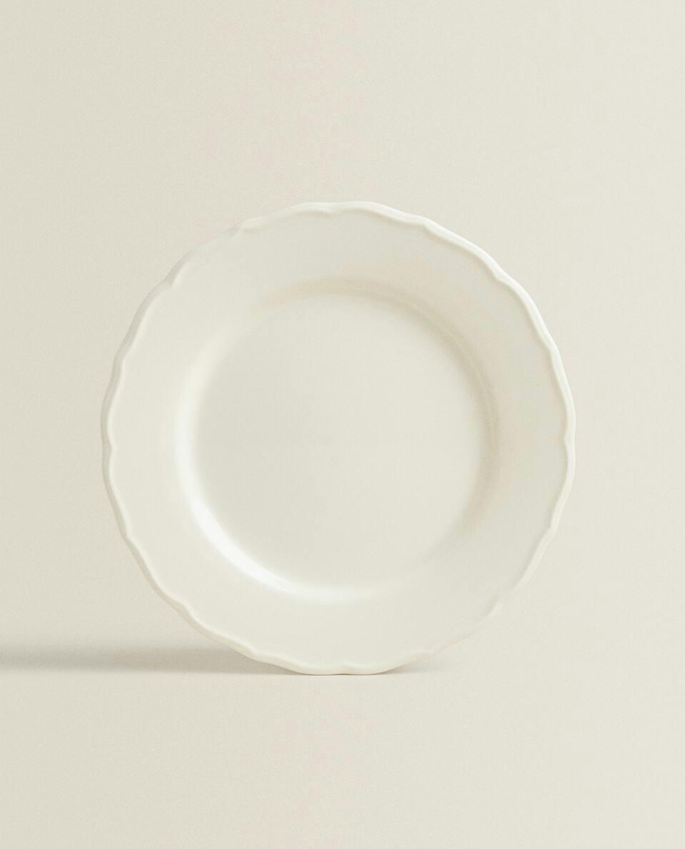 EARTHENWARE TABLEWARE WITH A RAISED EDGE