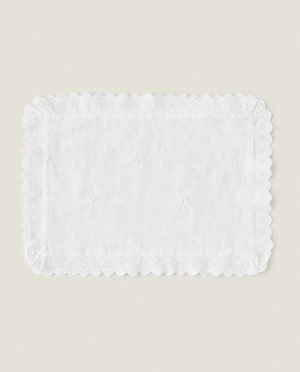 LINEN PLACEMAT WITH LACE TRIM