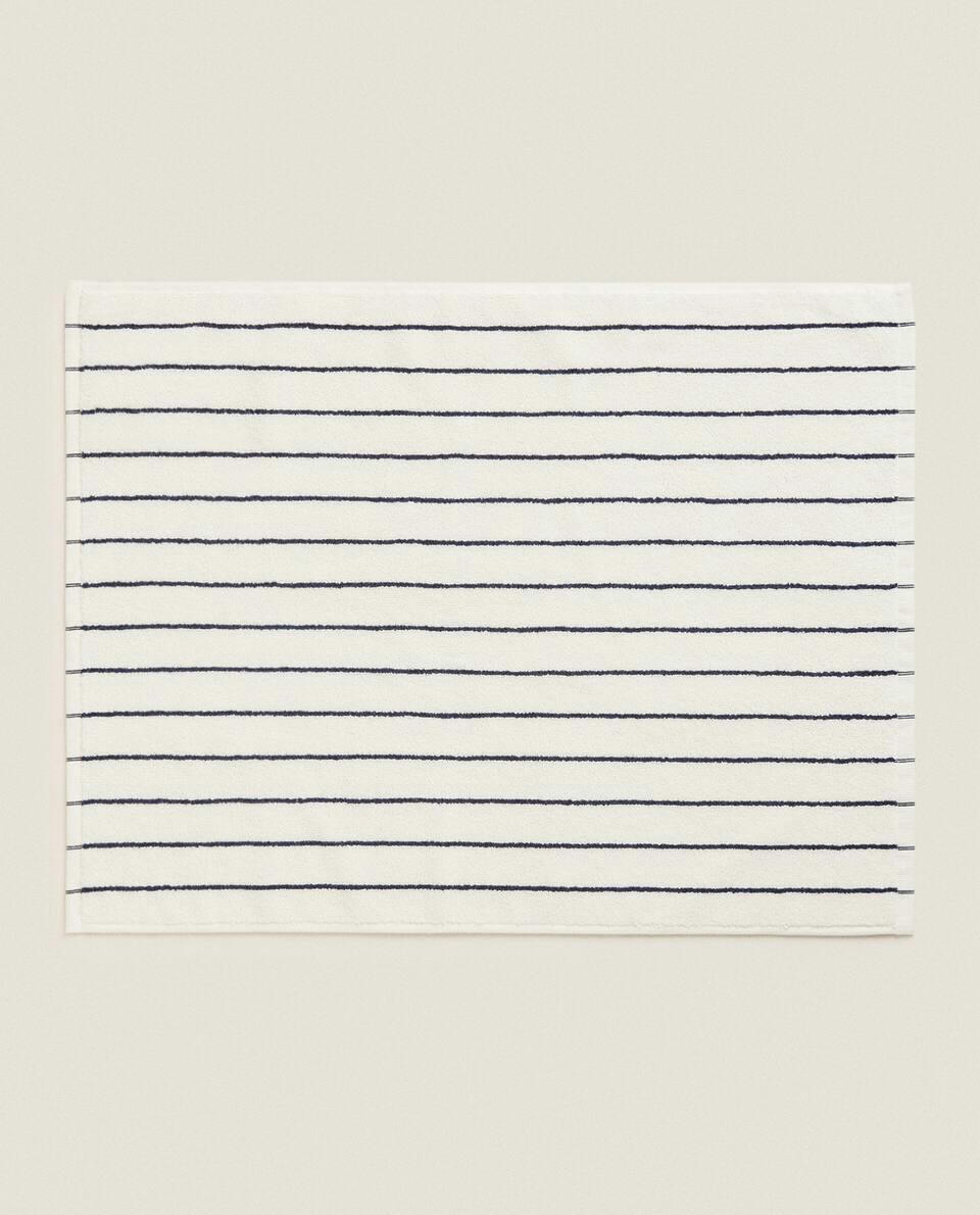CONTRAST STRIPE BATH MAT