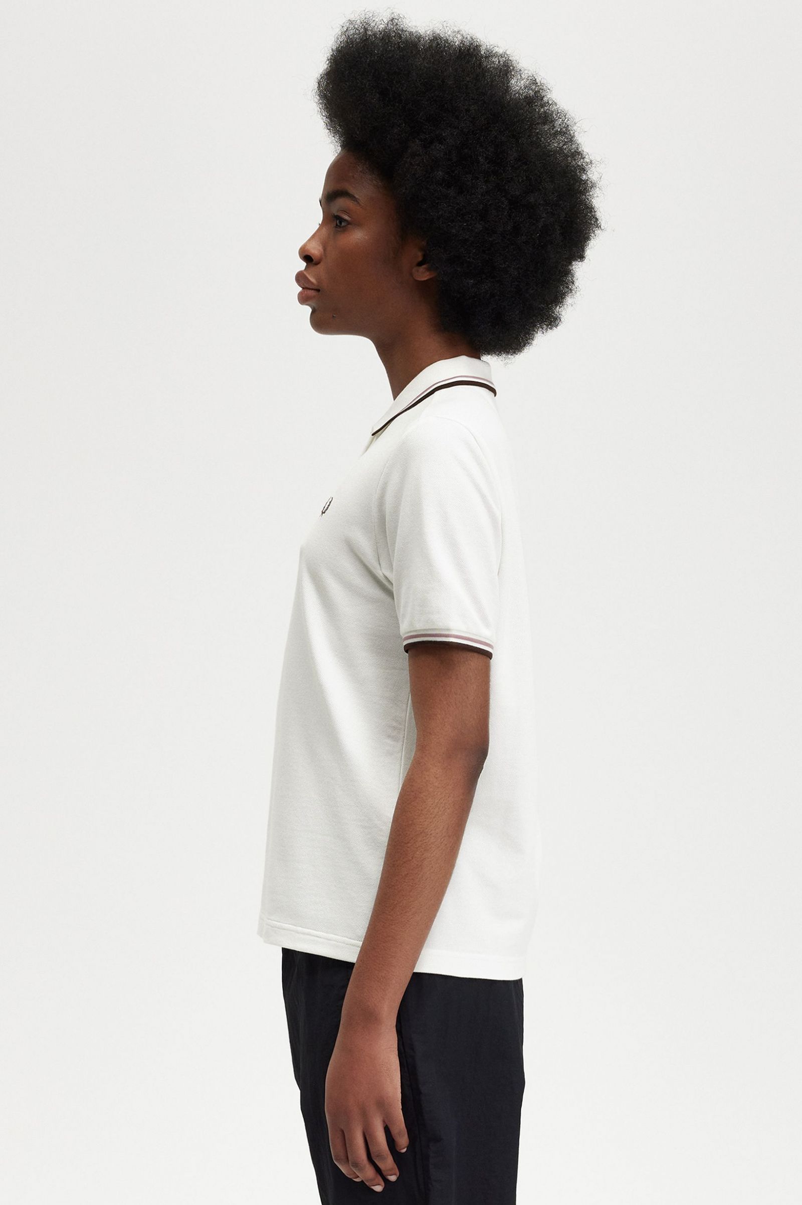 The Fred Perry ShirtG3600 Snow White / Dark Pink / Burnt Tobacco