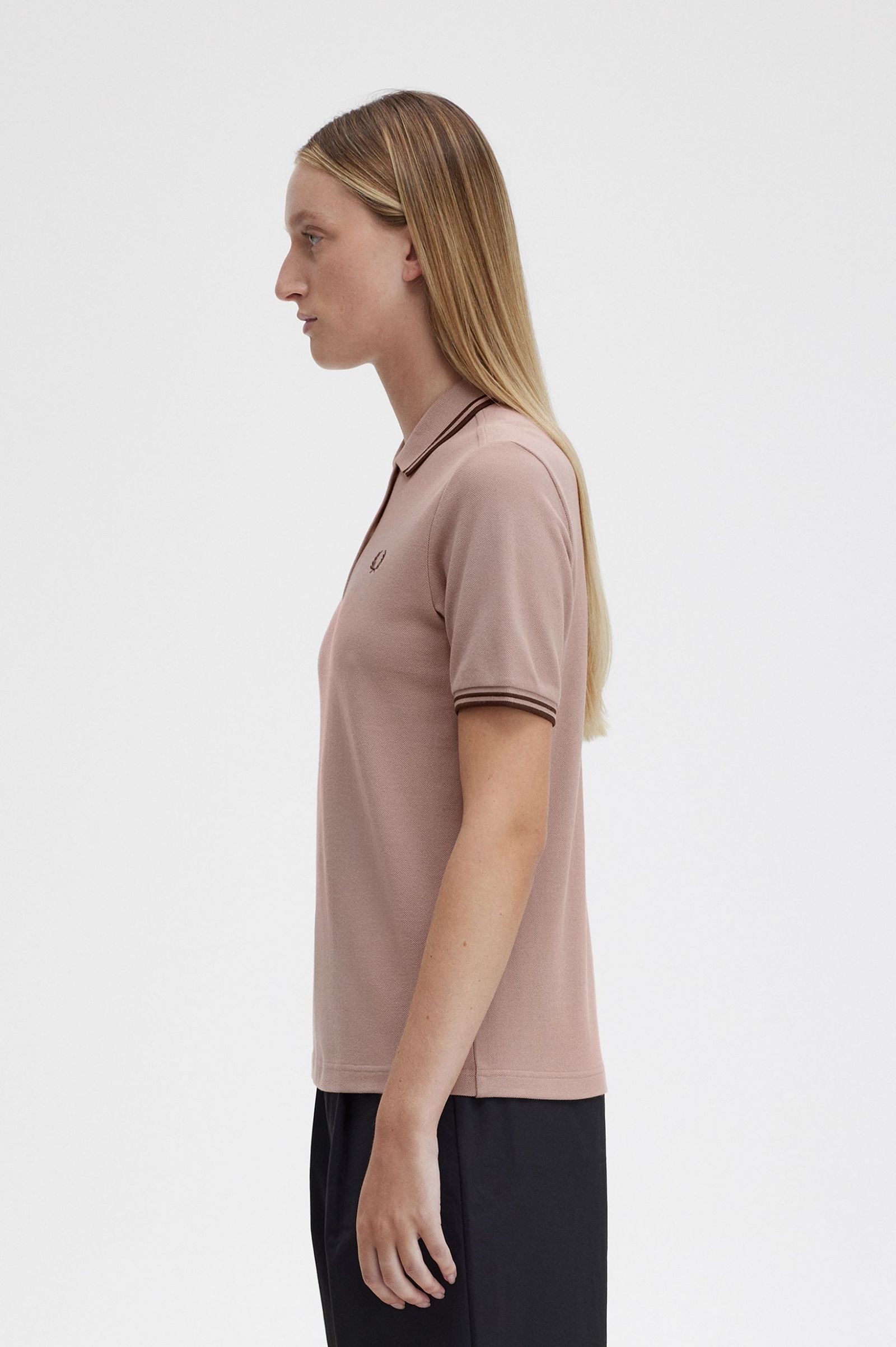 The Fred Perry ShirtG3600 Dark Pink / Burnt Tobacco / Burnt Tobacco