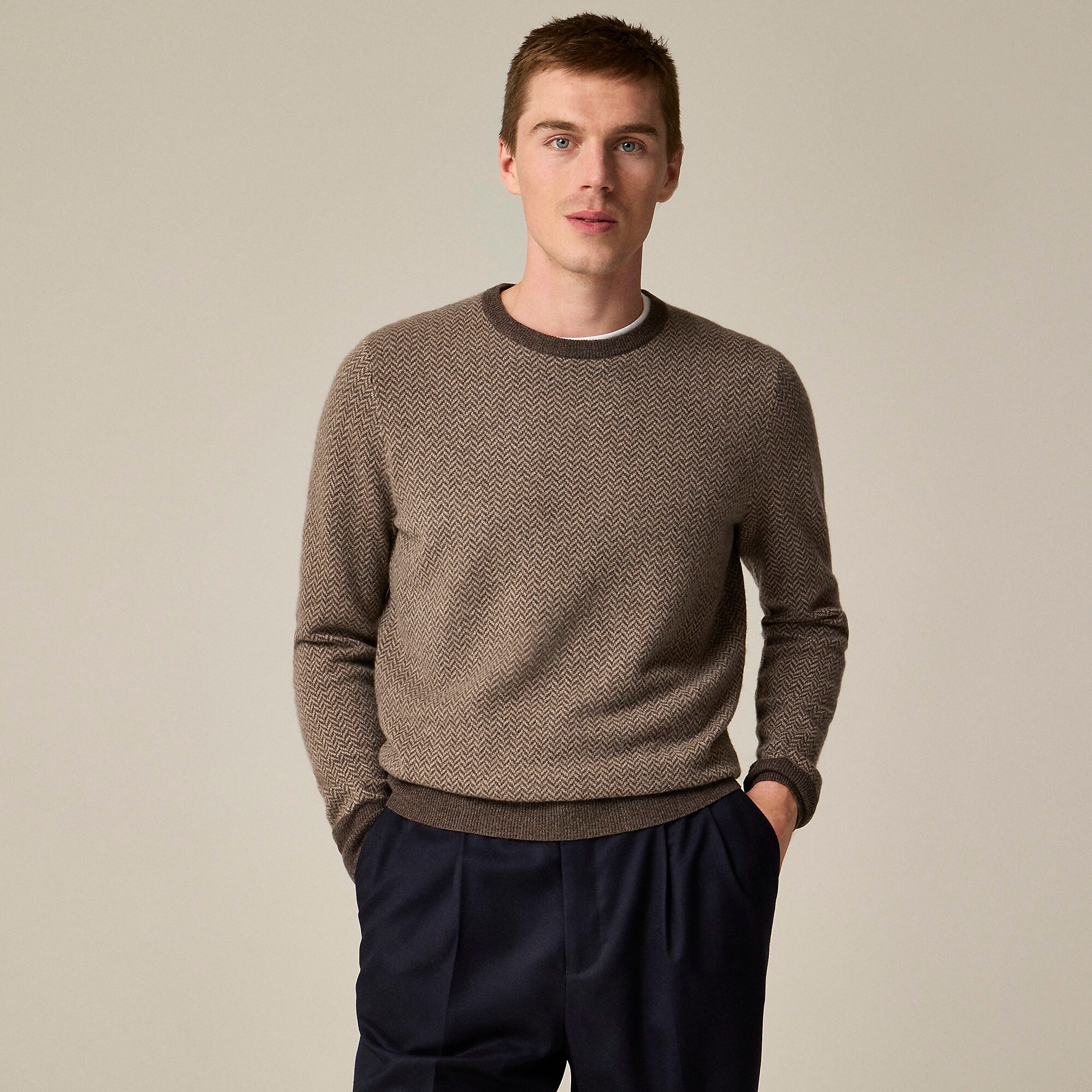 Cashmere crewneck sweater in houndstooth-Hthr Peat Quartz Herrin