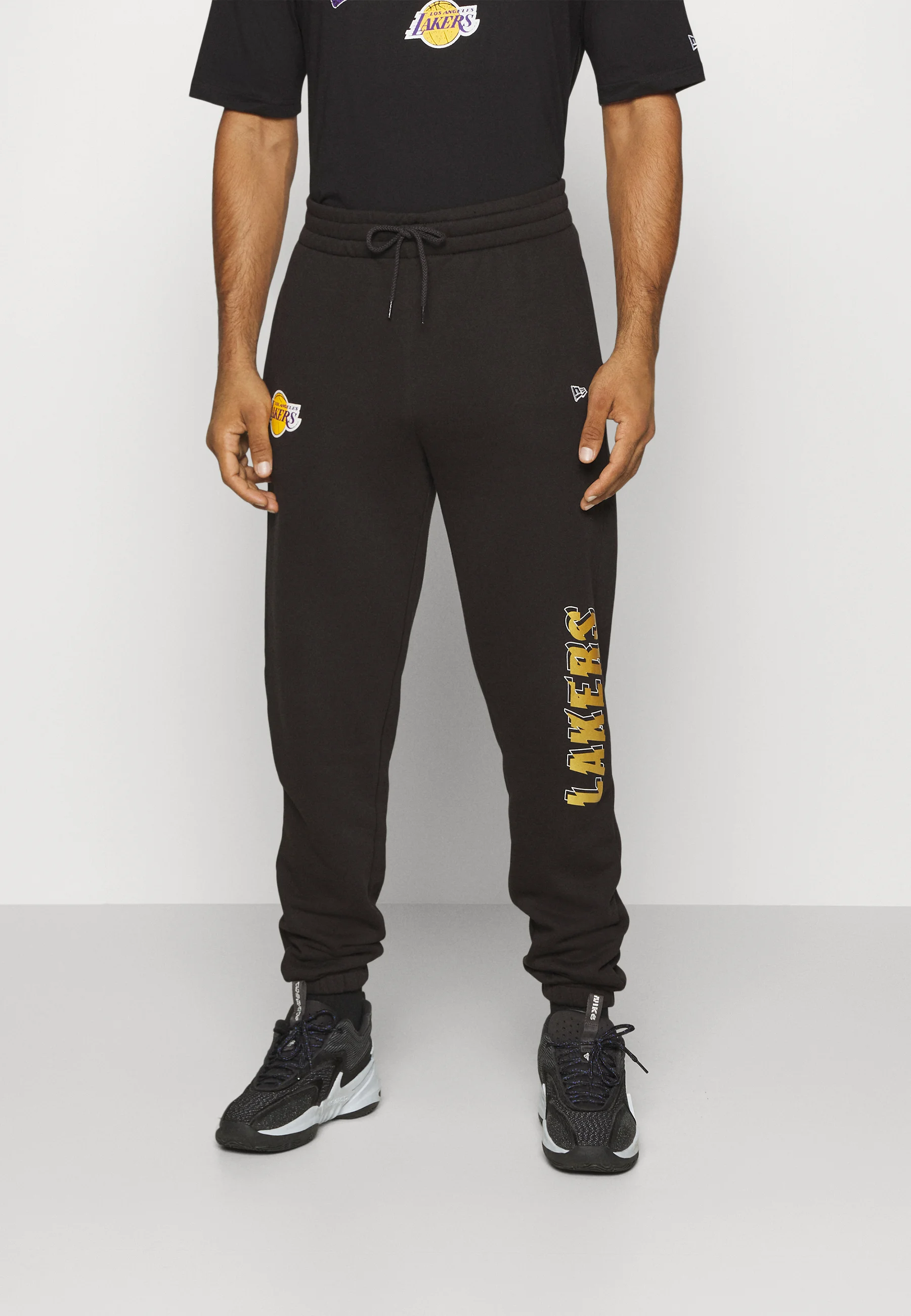 New Era NBA LOS ANGELES LAKERS TEAM SCRIPT JOGGER - Squadra