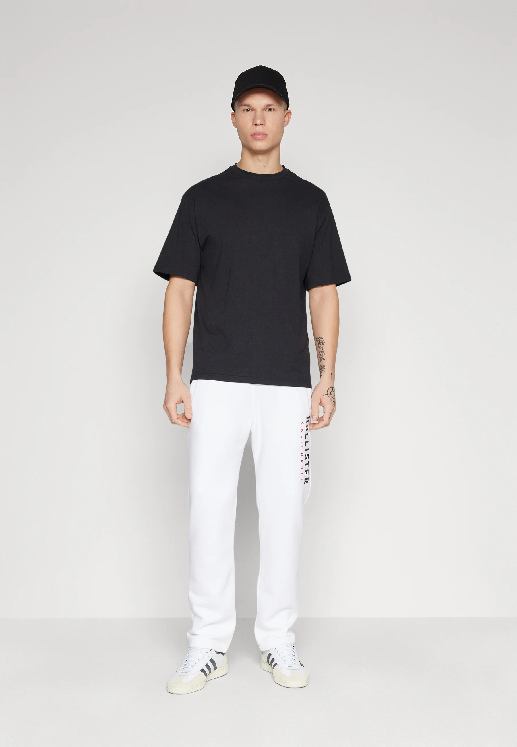 Hollister Co. STRAIGHT LEG VARSITY LOGO SWEATPANT - Pantaloni sportivi