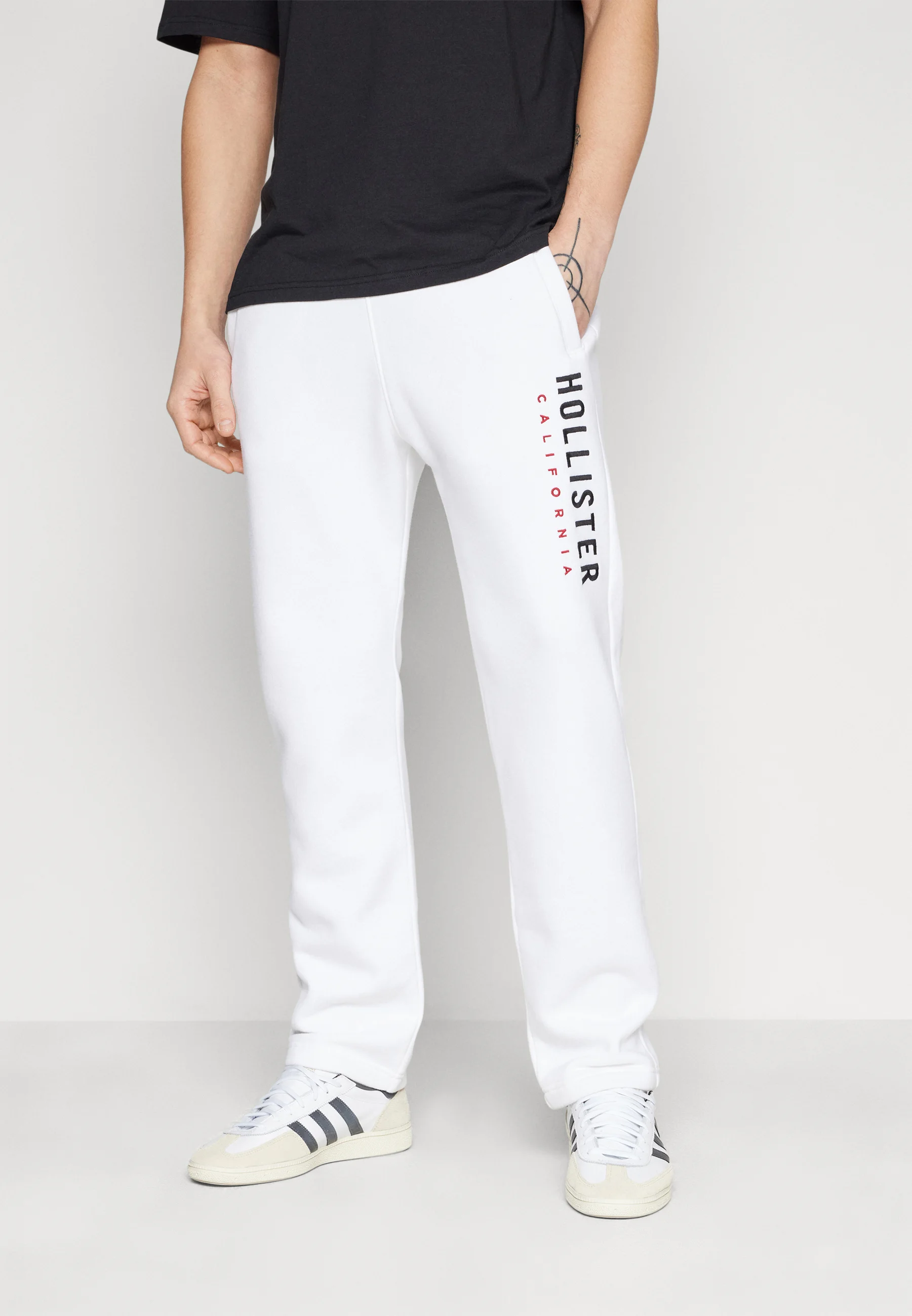 Hollister Co. STRAIGHT LEG VARSITY LOGO SWEATPANT - Pantaloni sportivi