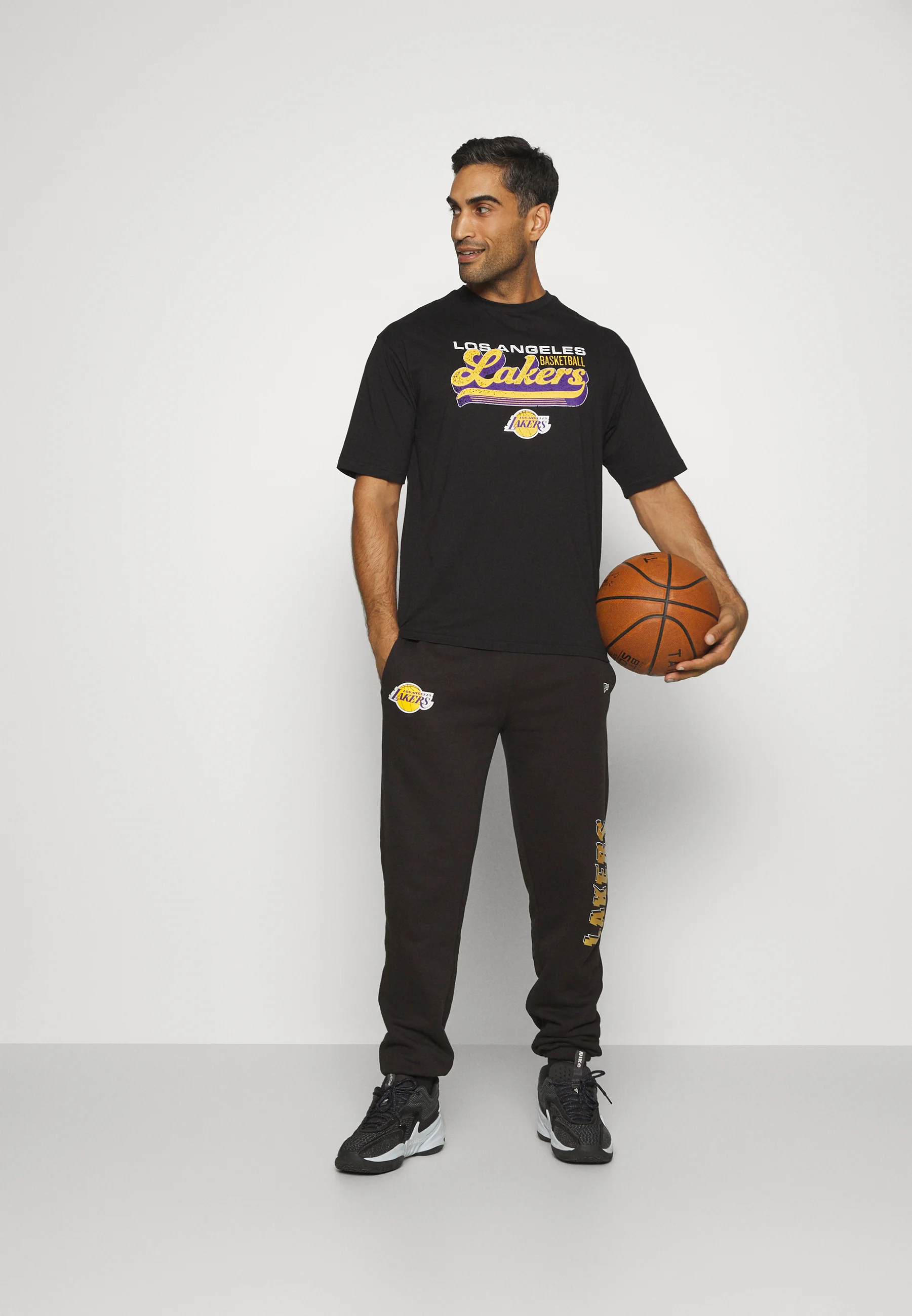 New Era NBA LOS ANGELES LAKERS TEAM SCRIPT JOGGER - Squadra