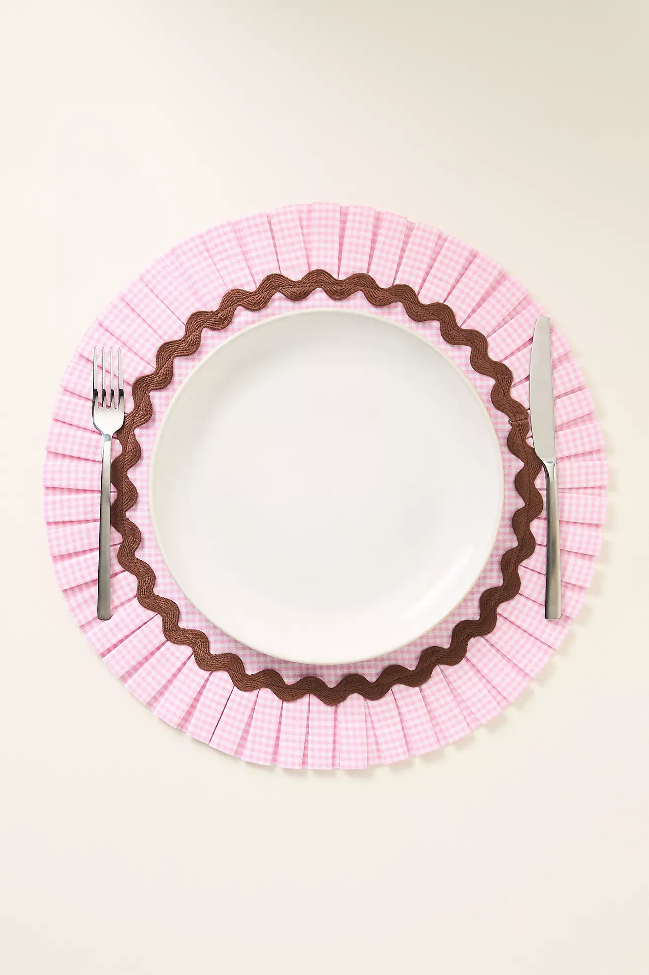 Ruby Rickrack Pleated Round Placemat