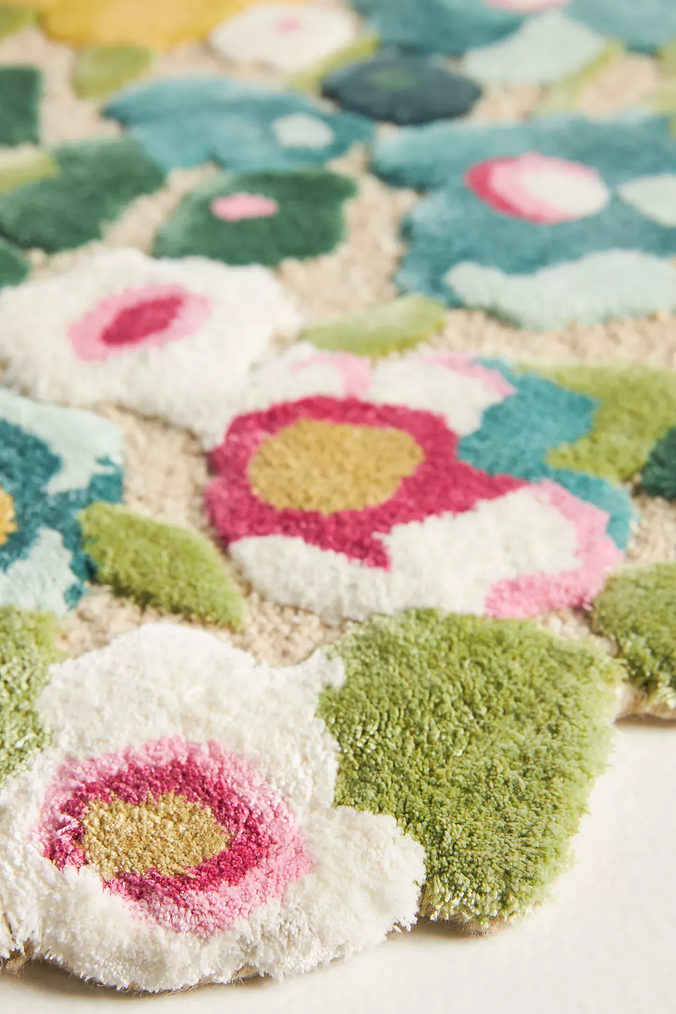 Cassia Wool/Viscose Blend Tufted Floral-Shaped Rug