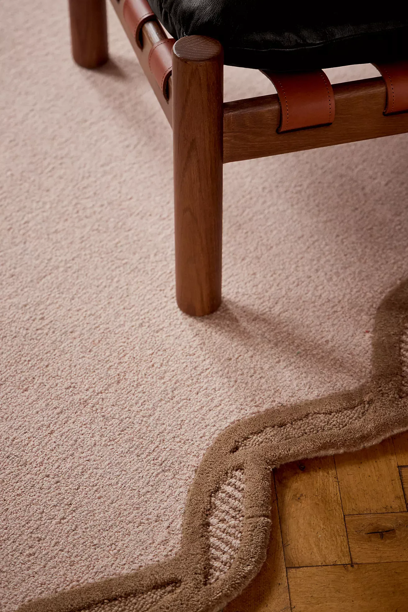 Tufted Wool Scalloped Border Rug