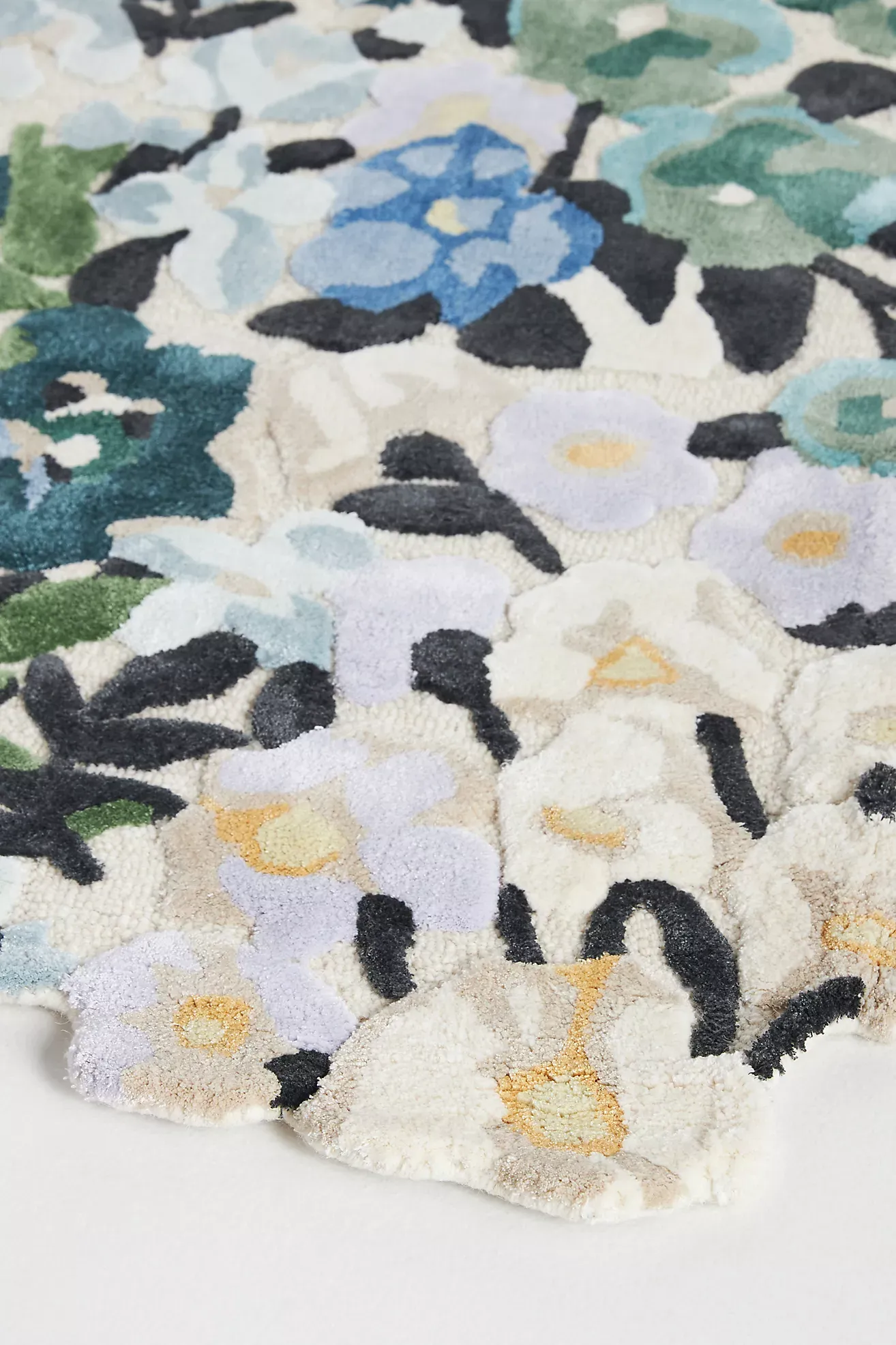 Cassia Wool/Viscose Blend Tufted Floral-Shaped Rug