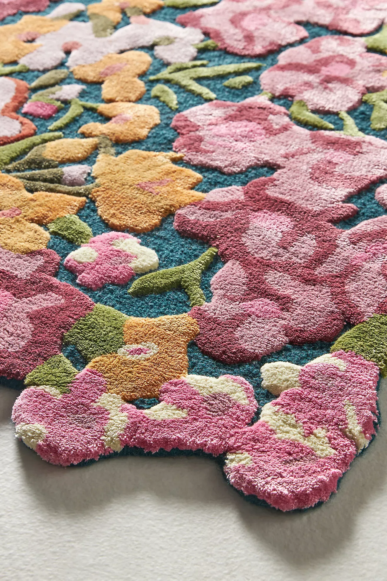 Cassia Wool/Viscose Blend Tufted Floral-Shaped Rug