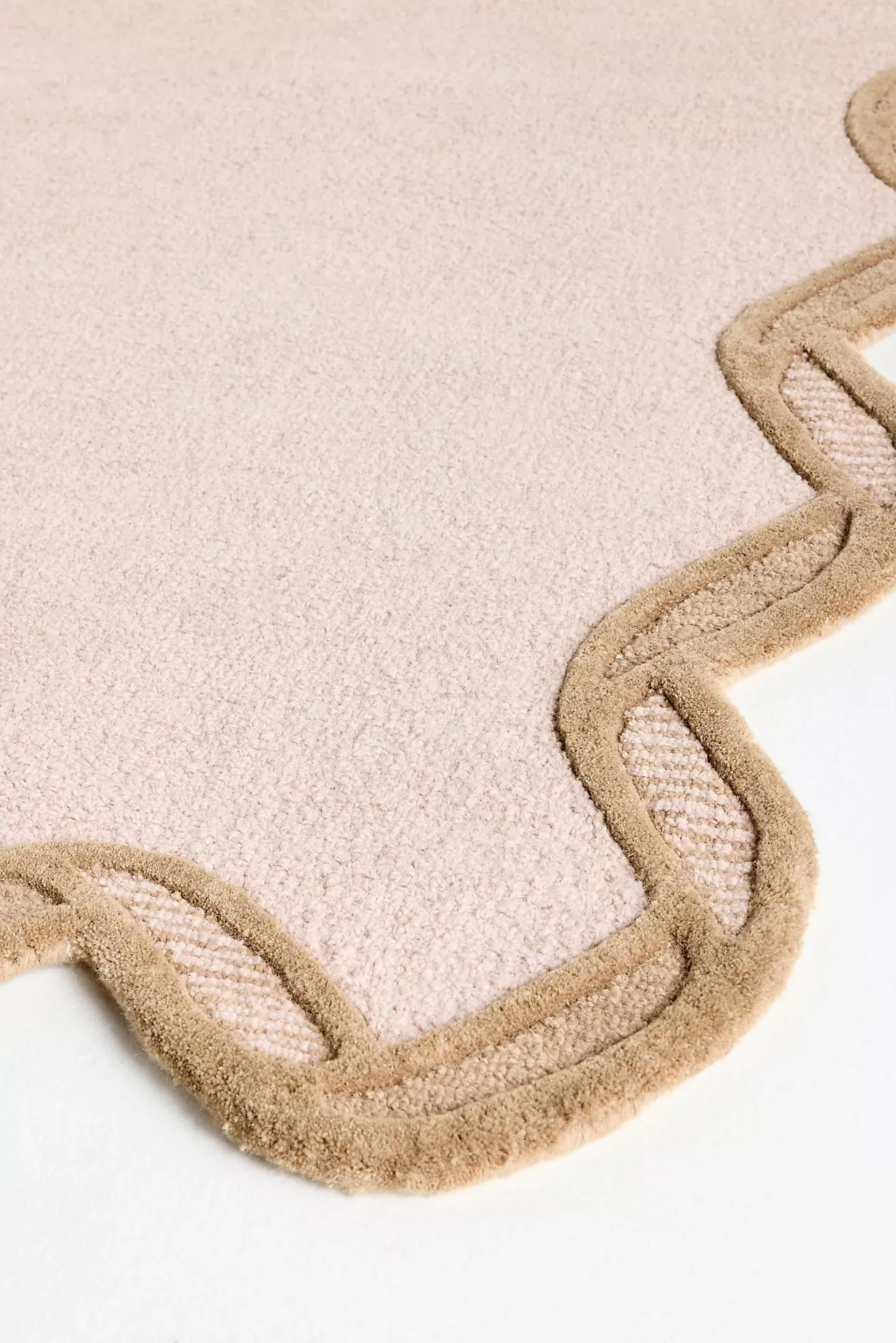 Tufted Wool Scalloped Border Rug