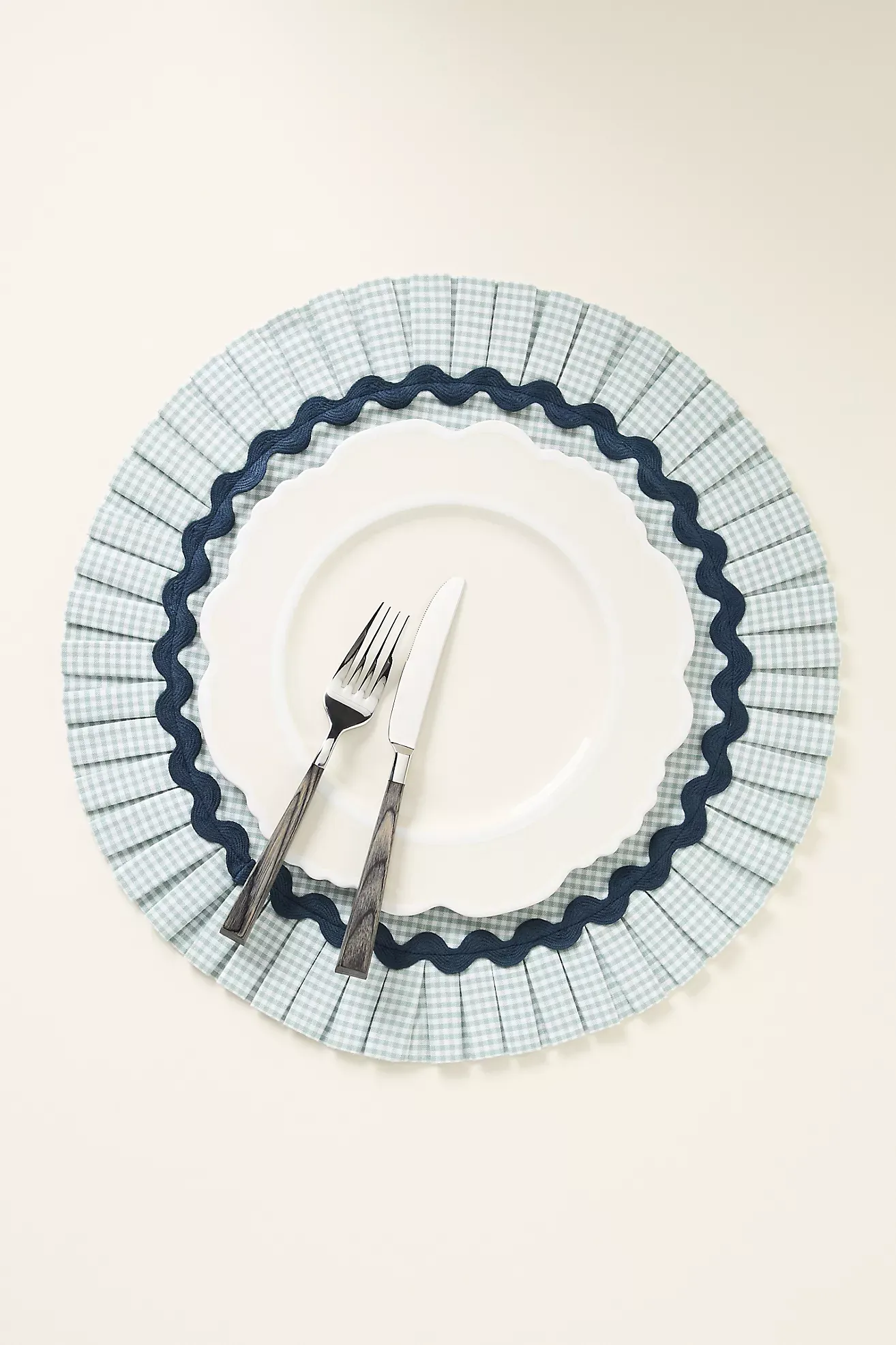 Ruby Rickrack Pleated Round Placemat