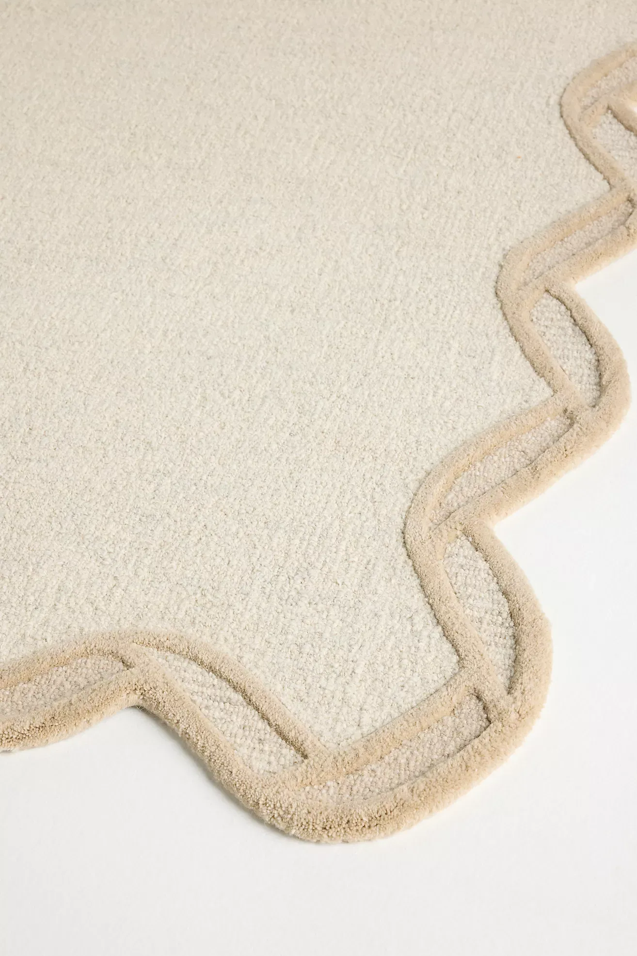 Tufted Wool Scalloped Border Rug