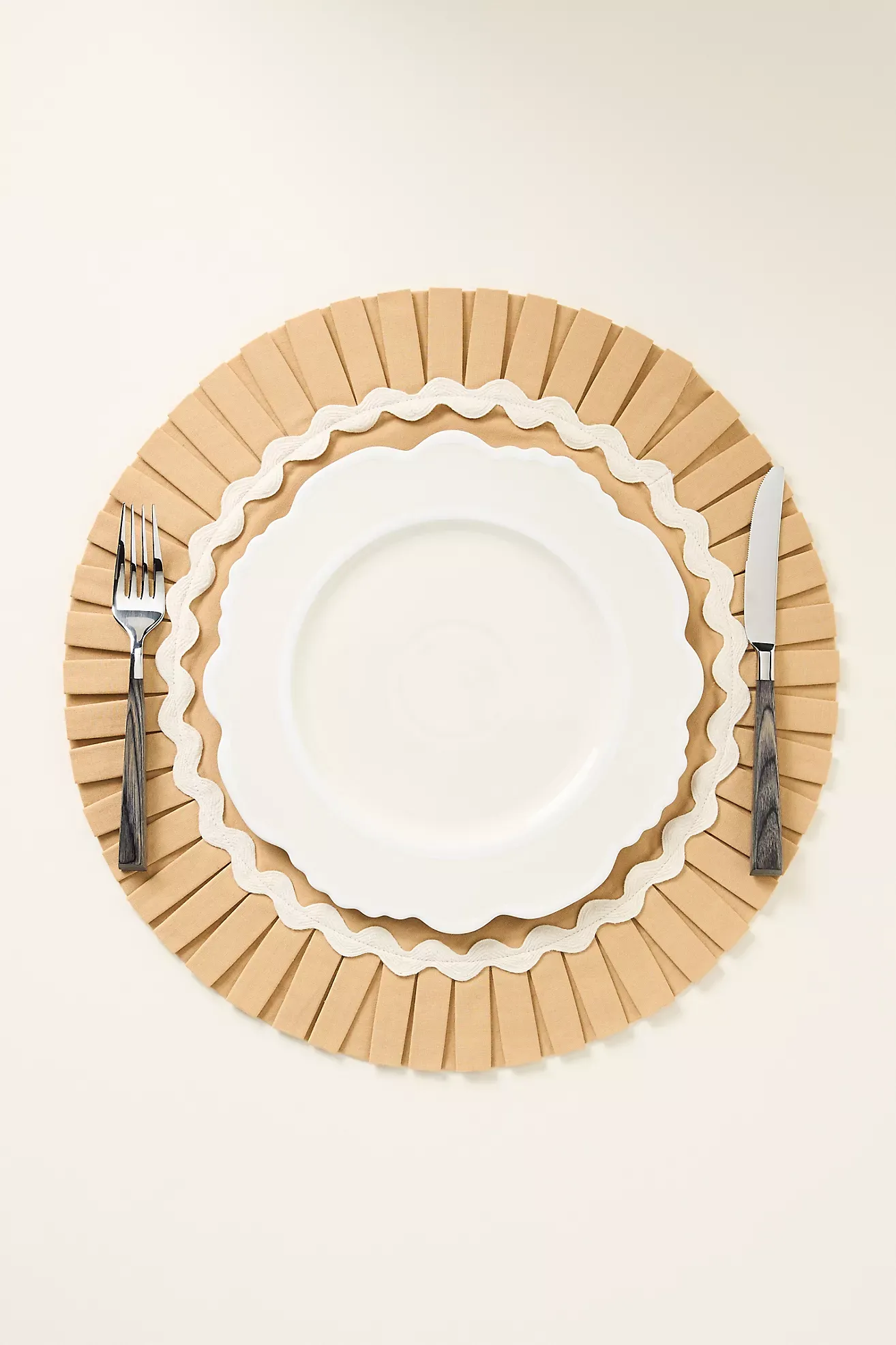 Ruby Rickrack Pleated Round Placemat