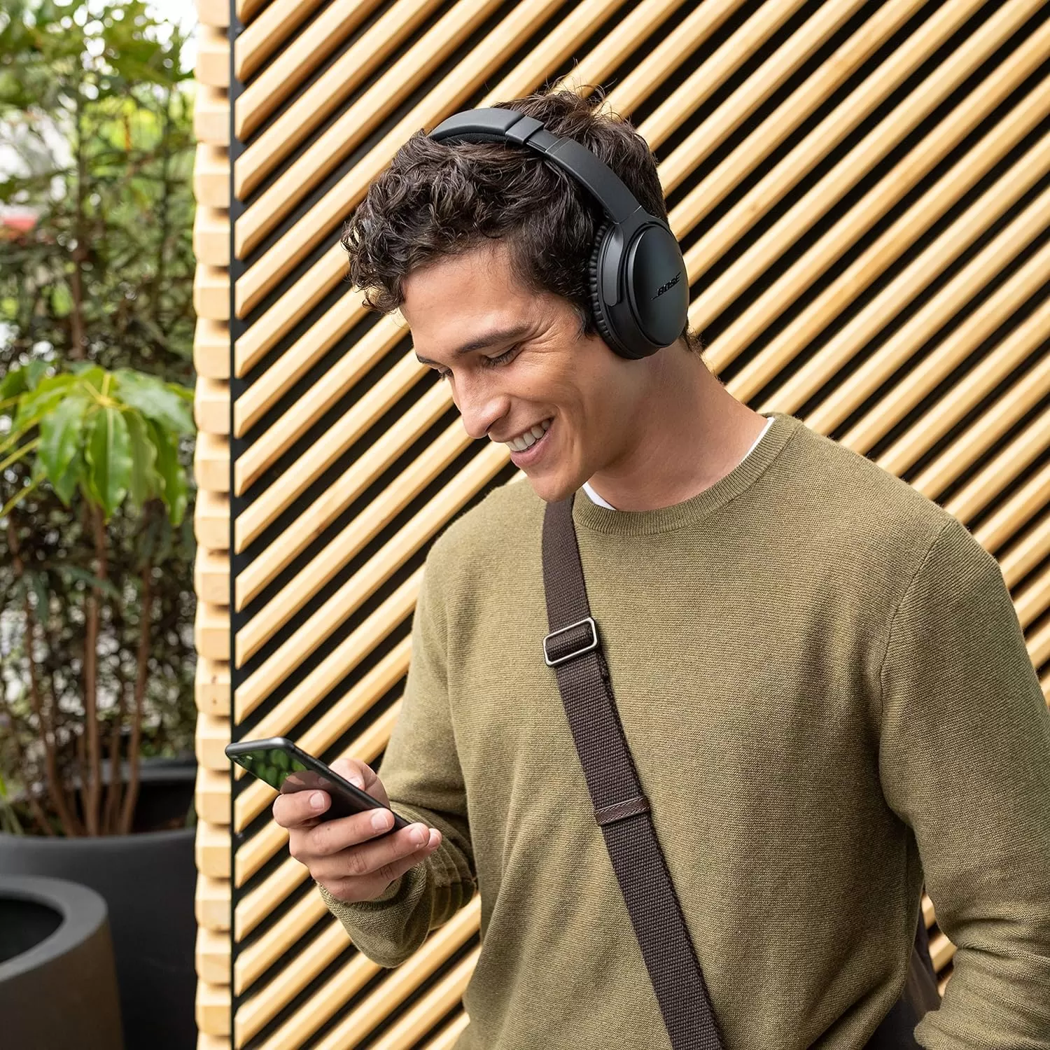 Bose QuietComfort 35 (Series II) Wireless Headphones, Noise Cancelling, Alexa Voice Control - Black - Worldwide Version (Renewed)