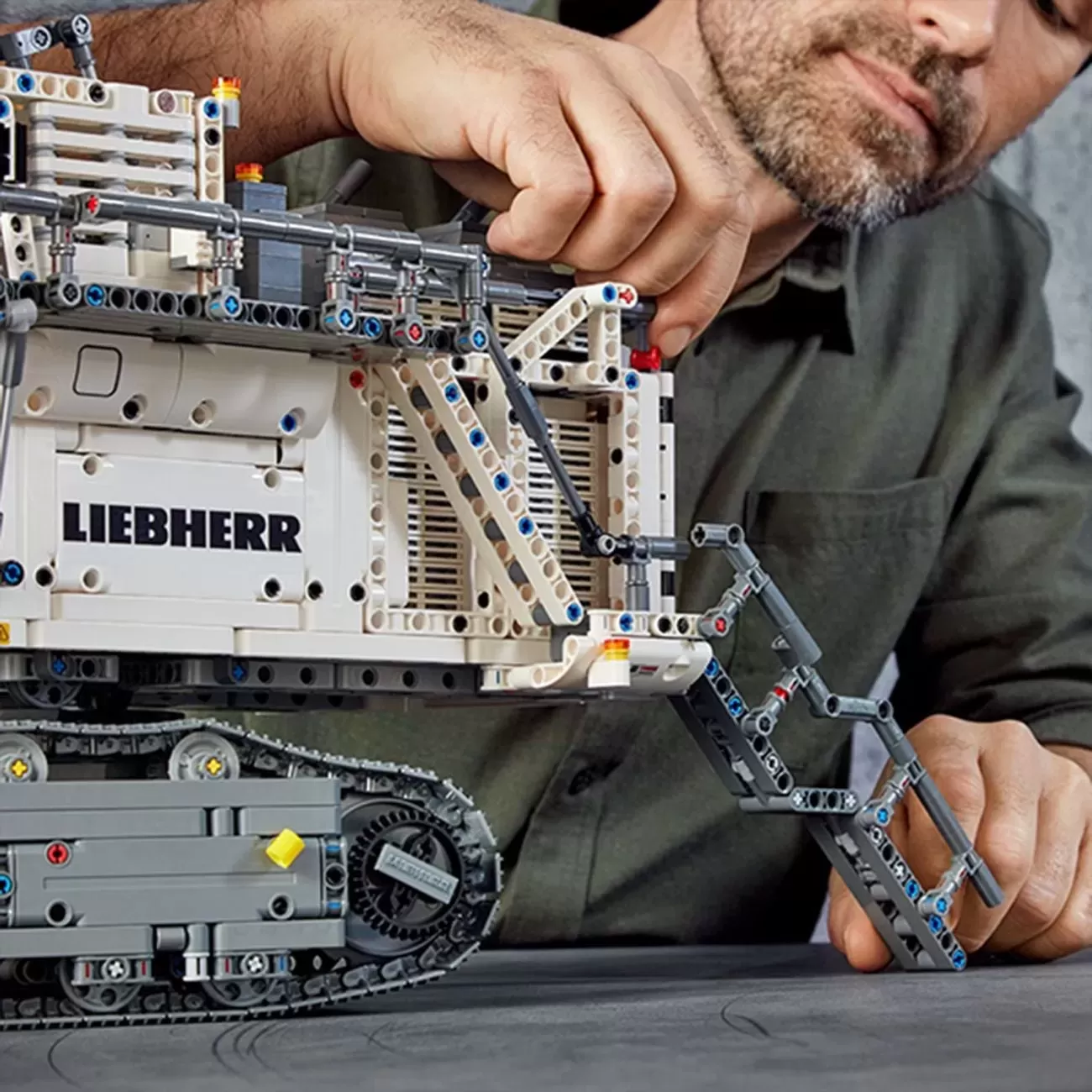 42100 TECHNIC LIEBHERR R 9800 EXCAVATOR