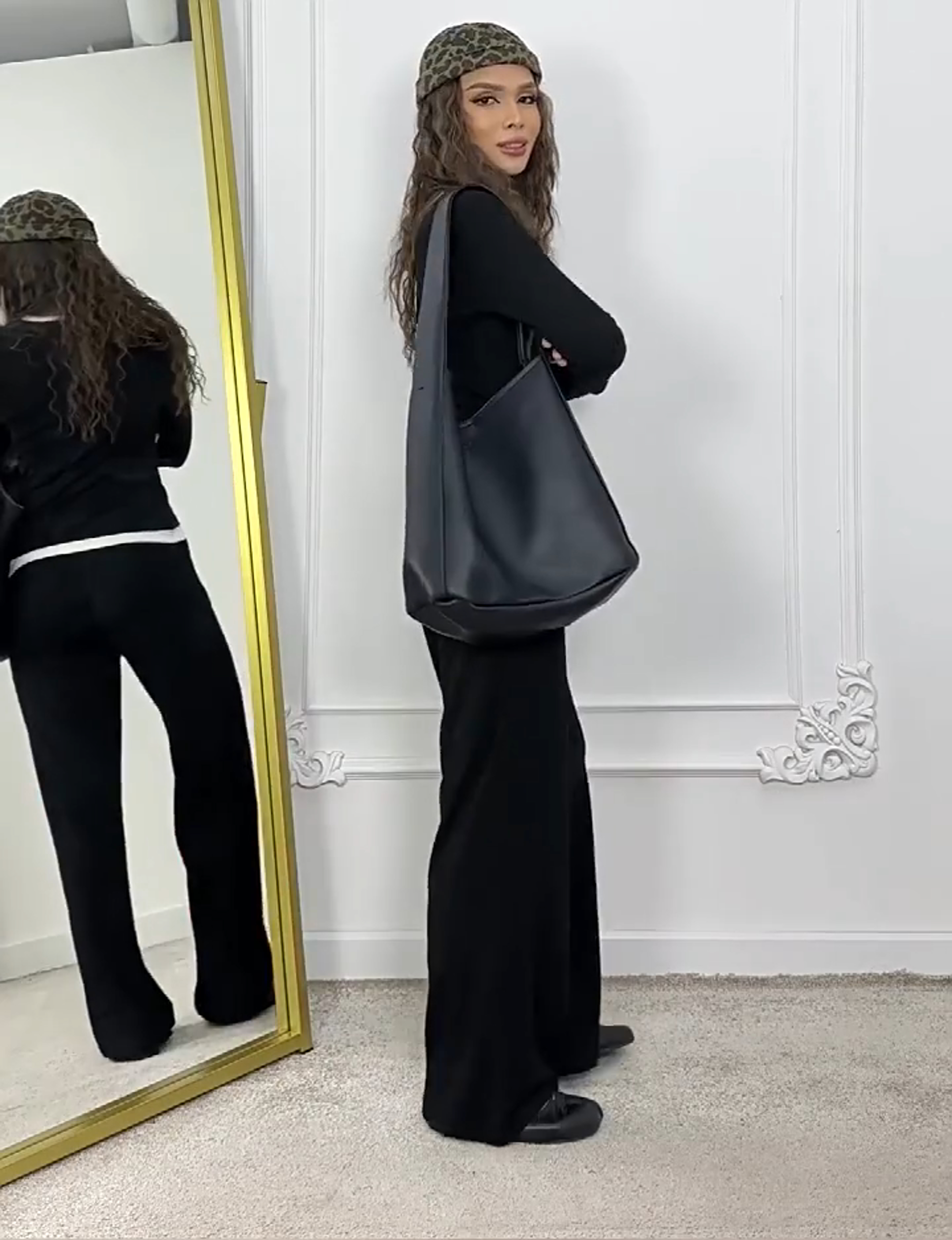 Contrast color crew neck slim fit top and casual trousers