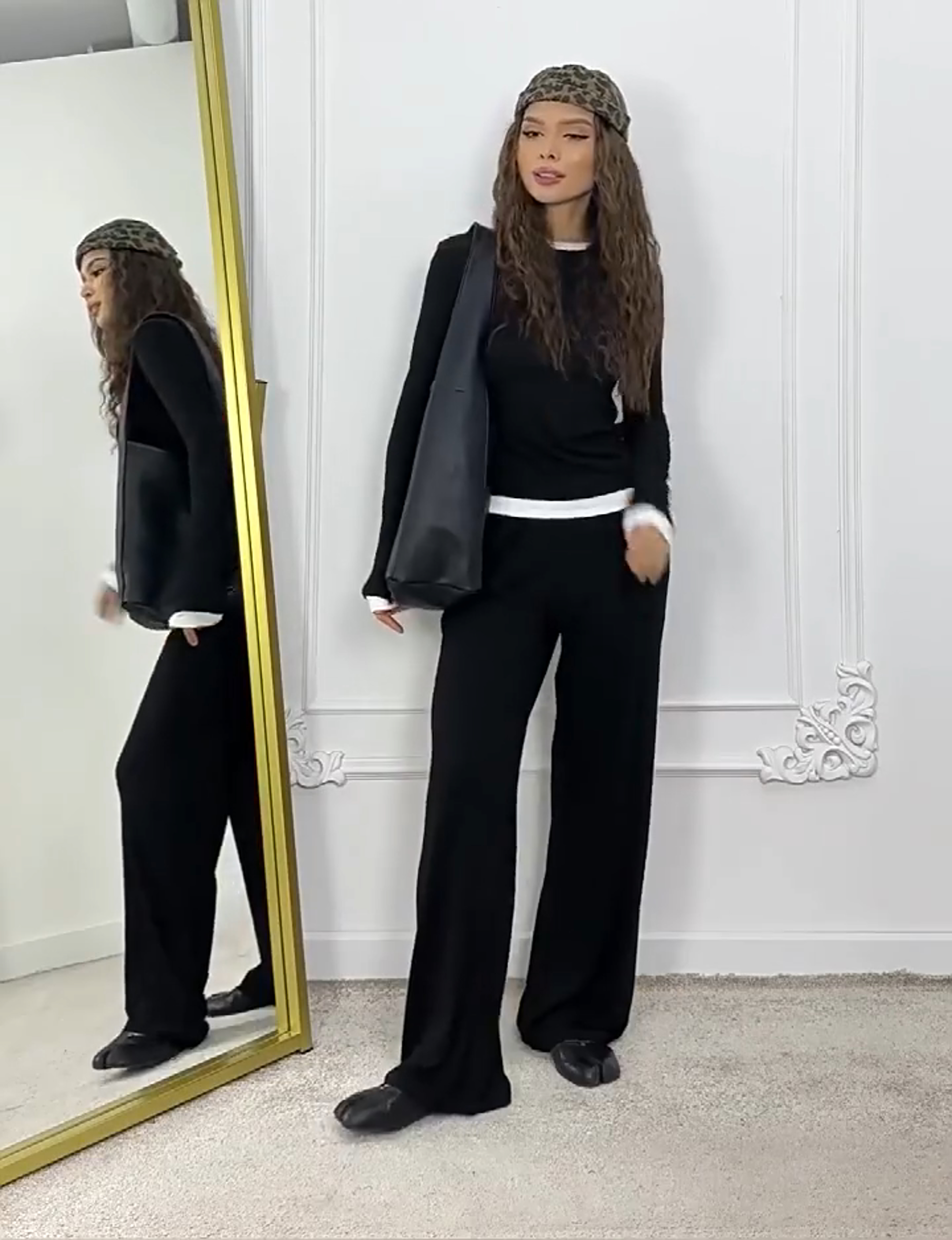 Contrast color crew neck slim fit top and casual trousers