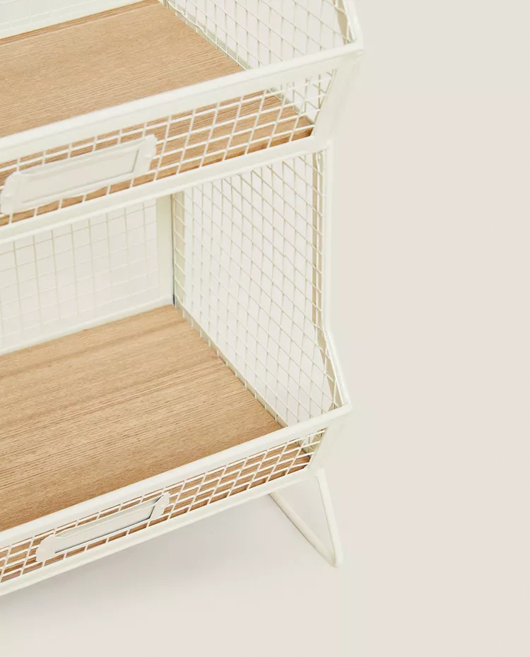 STORAGE UNIT WITH SHELVES