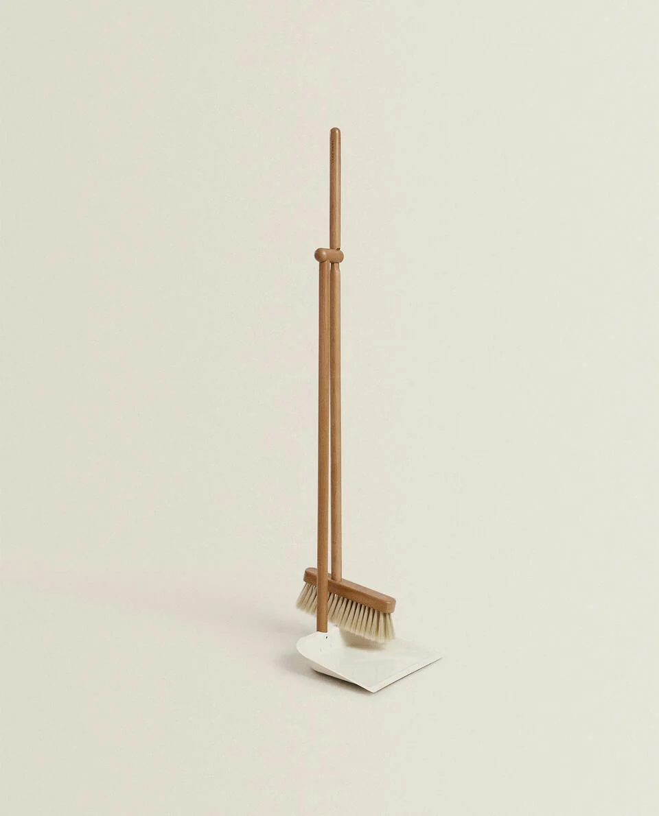 WOODEN DUSTPAN AND BRUSH SET