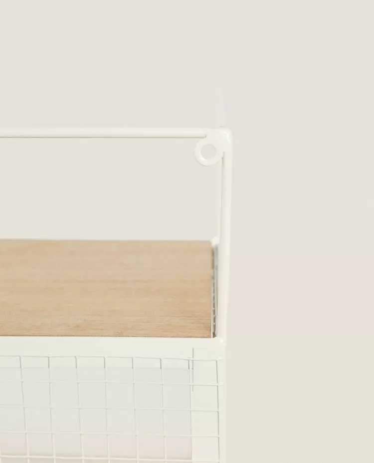 STORAGE UNIT WITH SHELVES