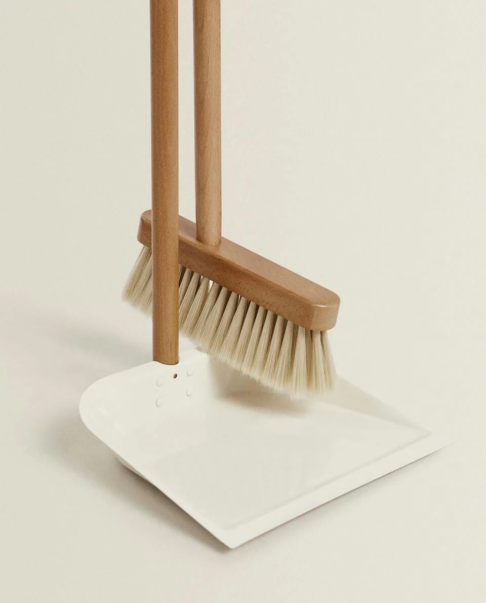 WOODEN DUSTPAN AND BRUSH SET