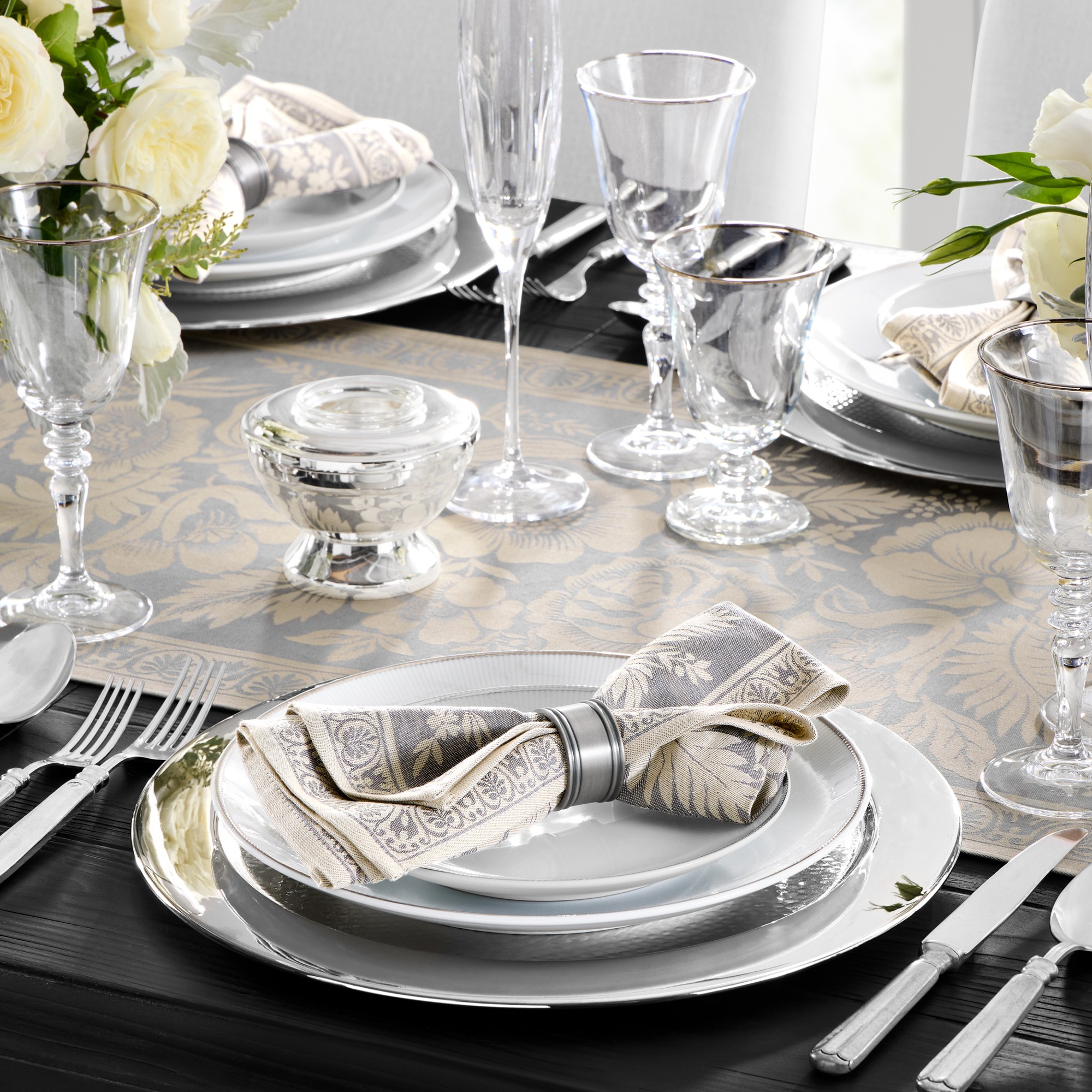 Vintage Floral Jacquard Table Runner