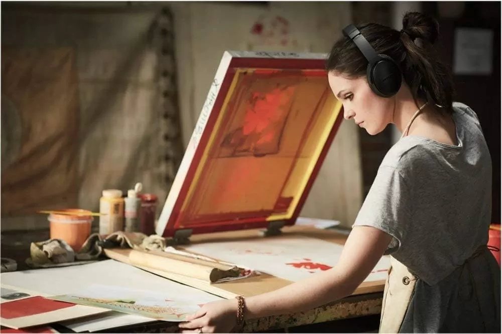 Bose QuietComfort 35 (Series II) Wireless Headphones, Noise Cancelling, Alexa Voice Control - Black - Worldwide Version (Renewed)