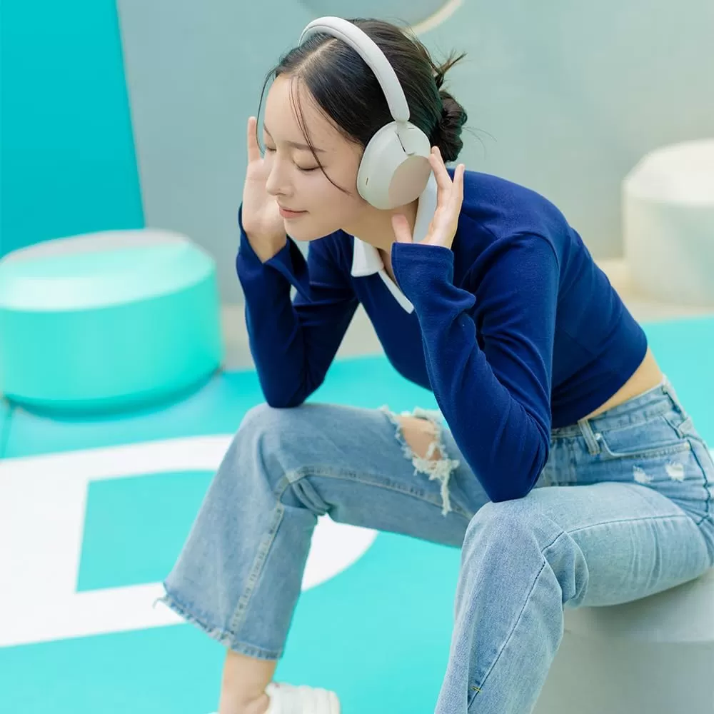 Sony WH-1000XM5 Noise Canceling Wireless Headphones - 30hr Battery Life - Over-Ear Style - Optimized for Alexa and Google Assistant - Built-in mic for Calls - Silver