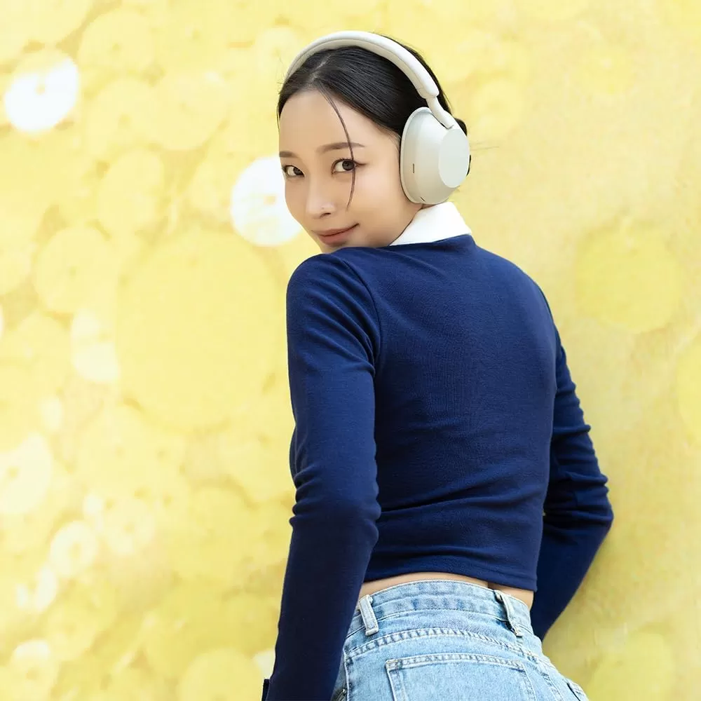 Sony WH-1000XM5 Noise Canceling Wireless Headphones - 30hr Battery Life - Over-Ear Style - Optimized for Alexa and Google Assistant - Built-in mic for Calls - Silver