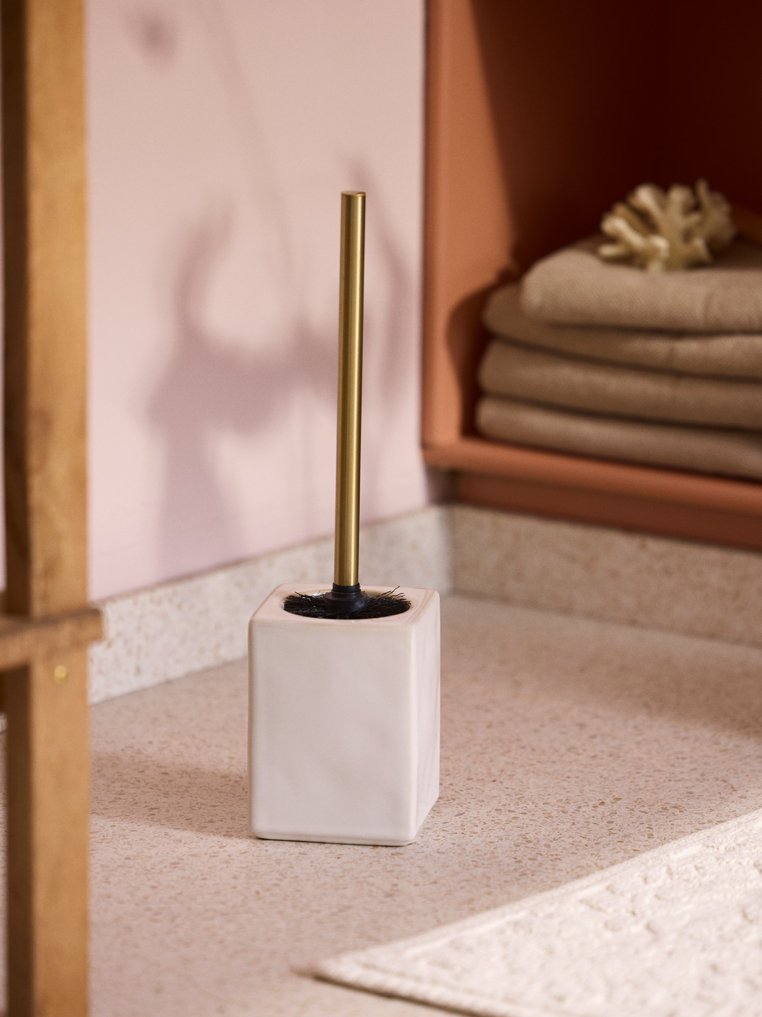 Toilet brush Stoneware. 11 x 11 x 39.5 cm.