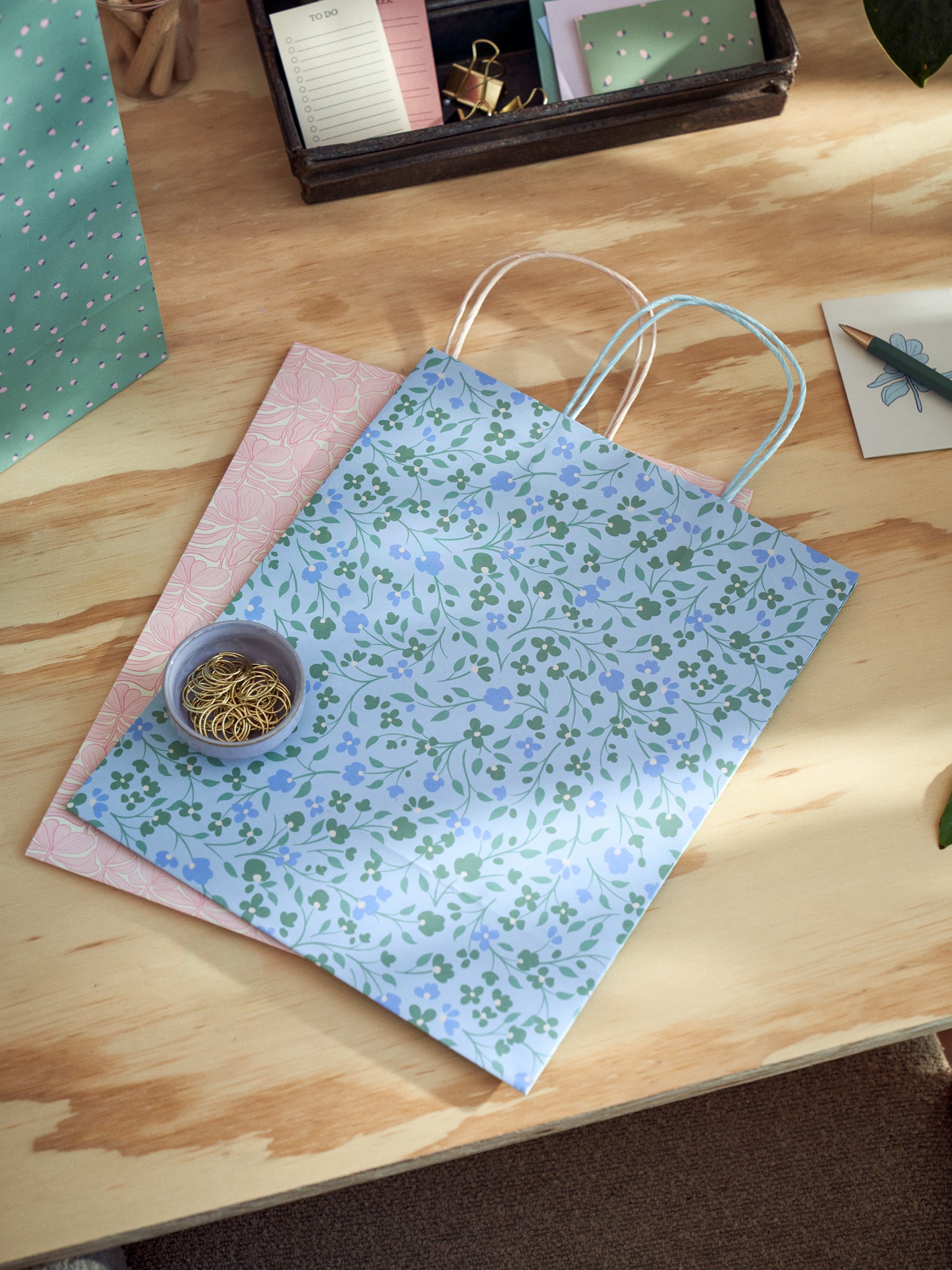 Gift bag Paper. 26.4 x 13.6 x 32.7 cm.