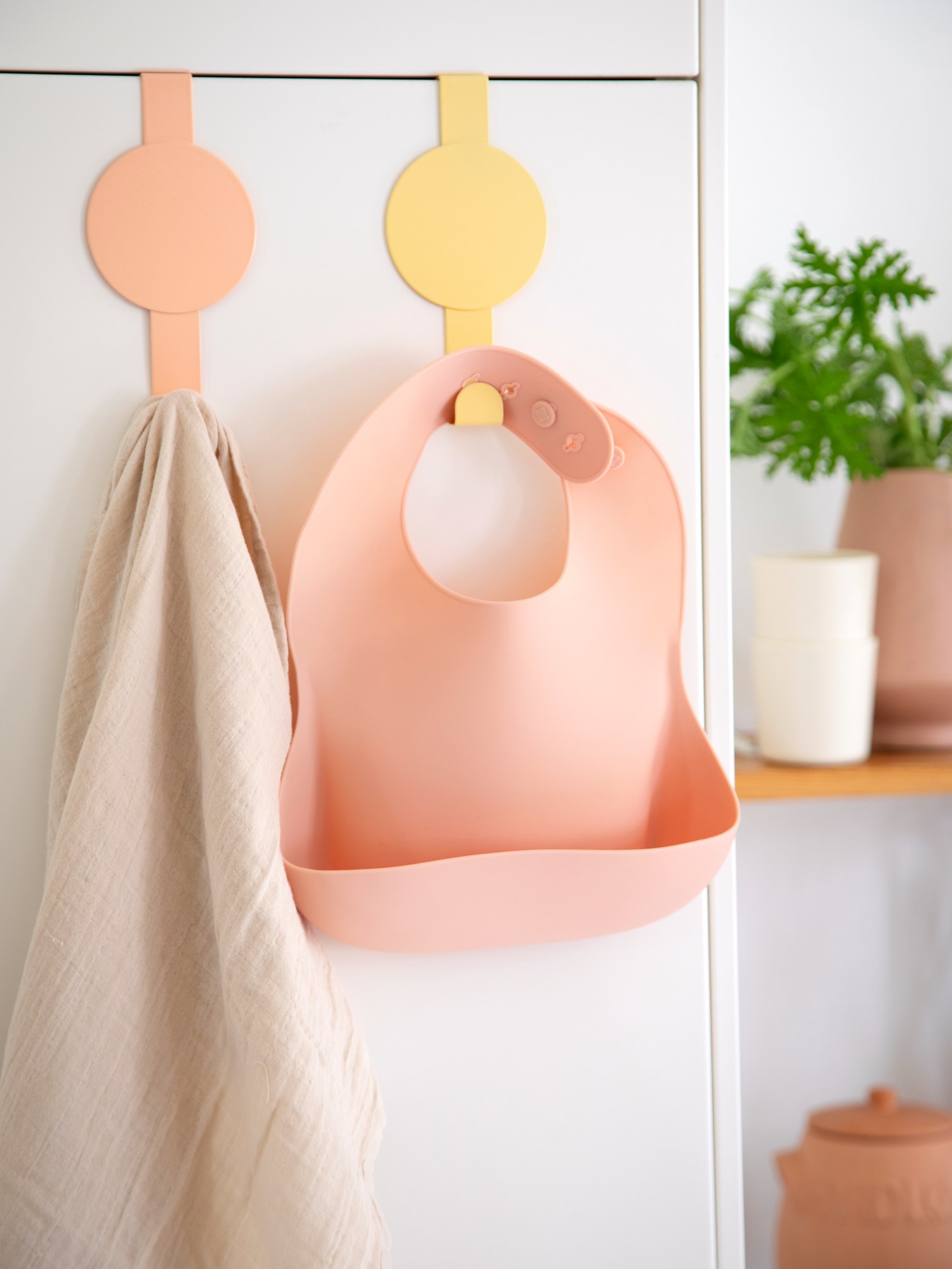 Silicone bib Food-grade silicone. 28 x 24 x 4.2 cm.