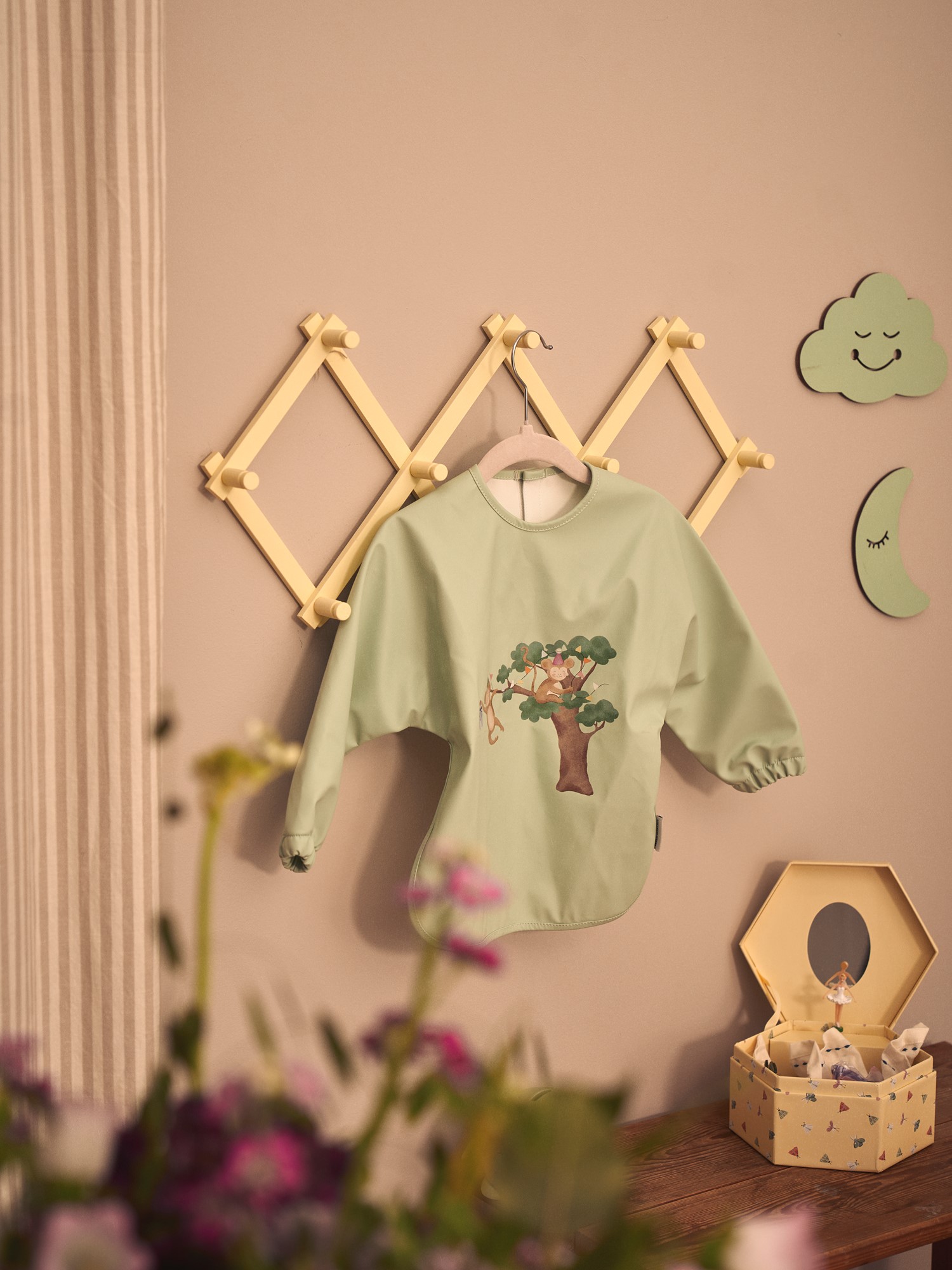 Sleeve bib 31 x 47 cm.