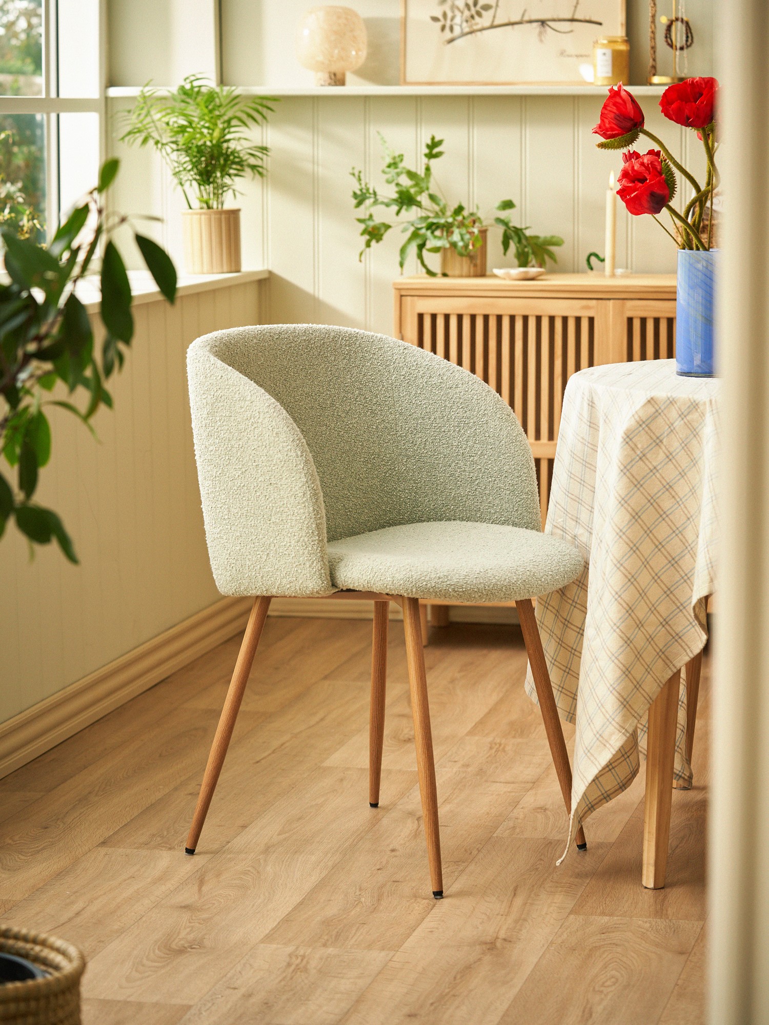 Chair with bouclé fabric 81 x 56.5 x 54 cm.