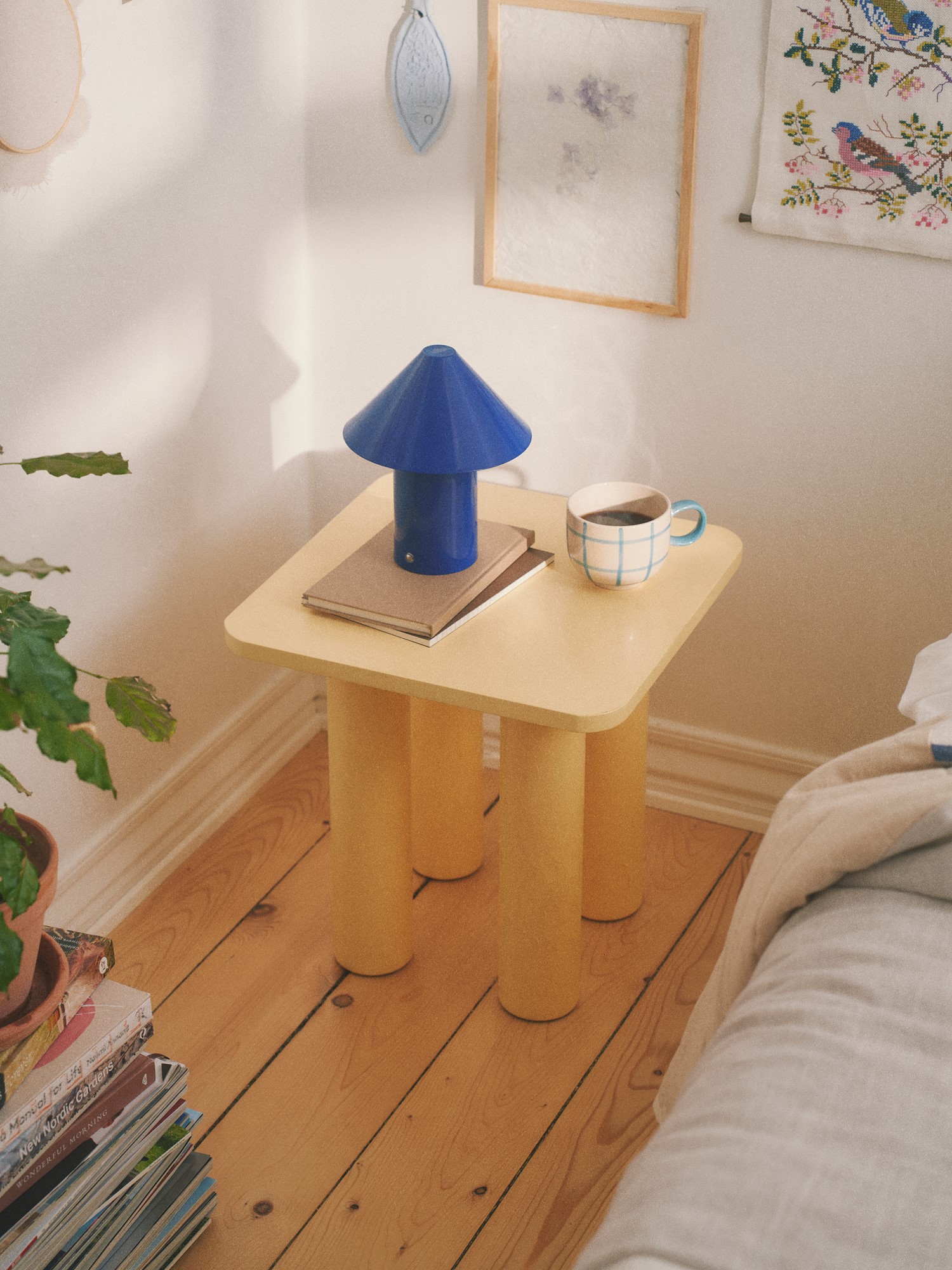 Side table MDF/poplar wood. 40 x 40 x 40 cm.