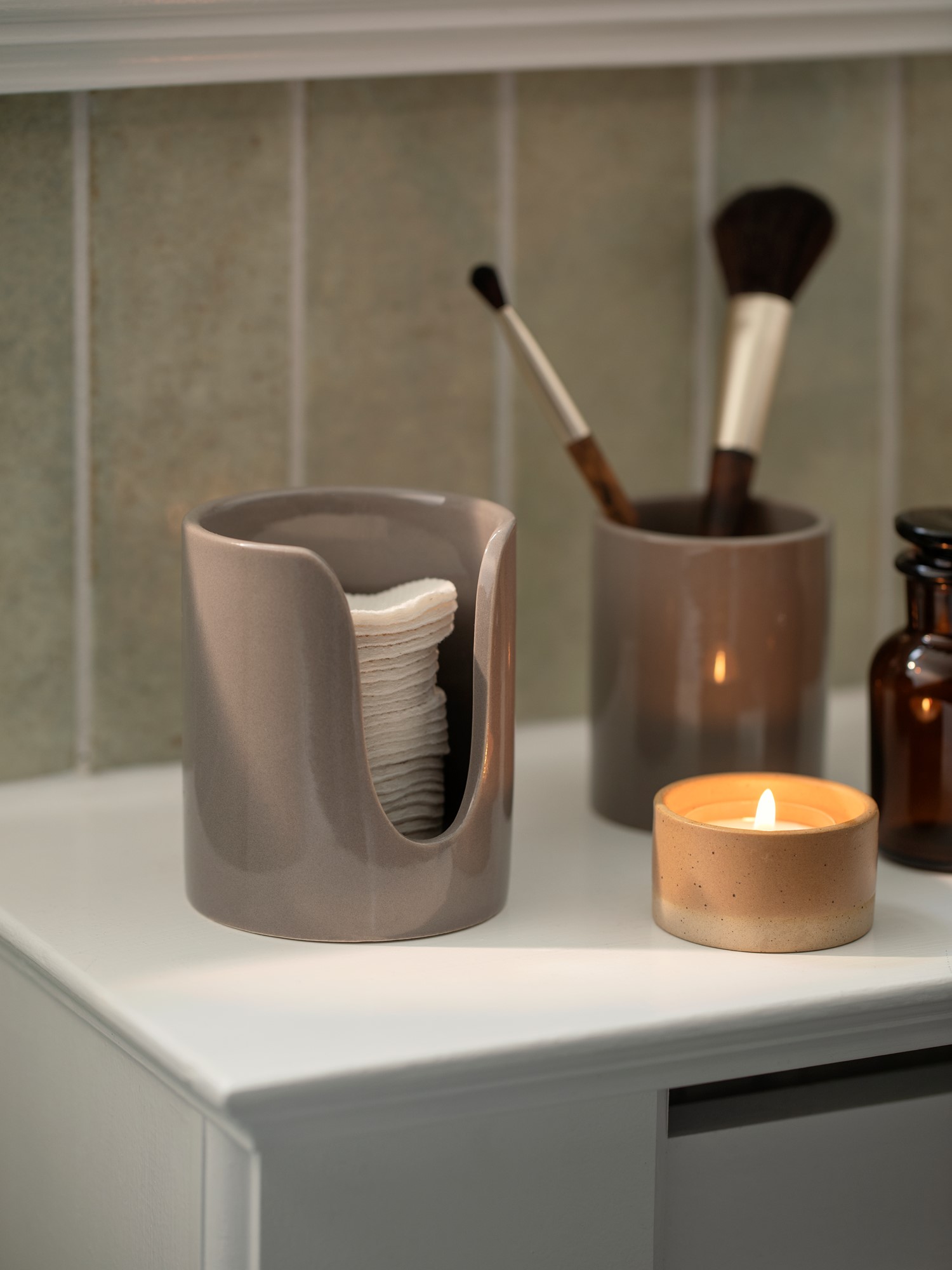 Cotton pad holder Ceramic. 7,8 x 7,8 x 11 cm.