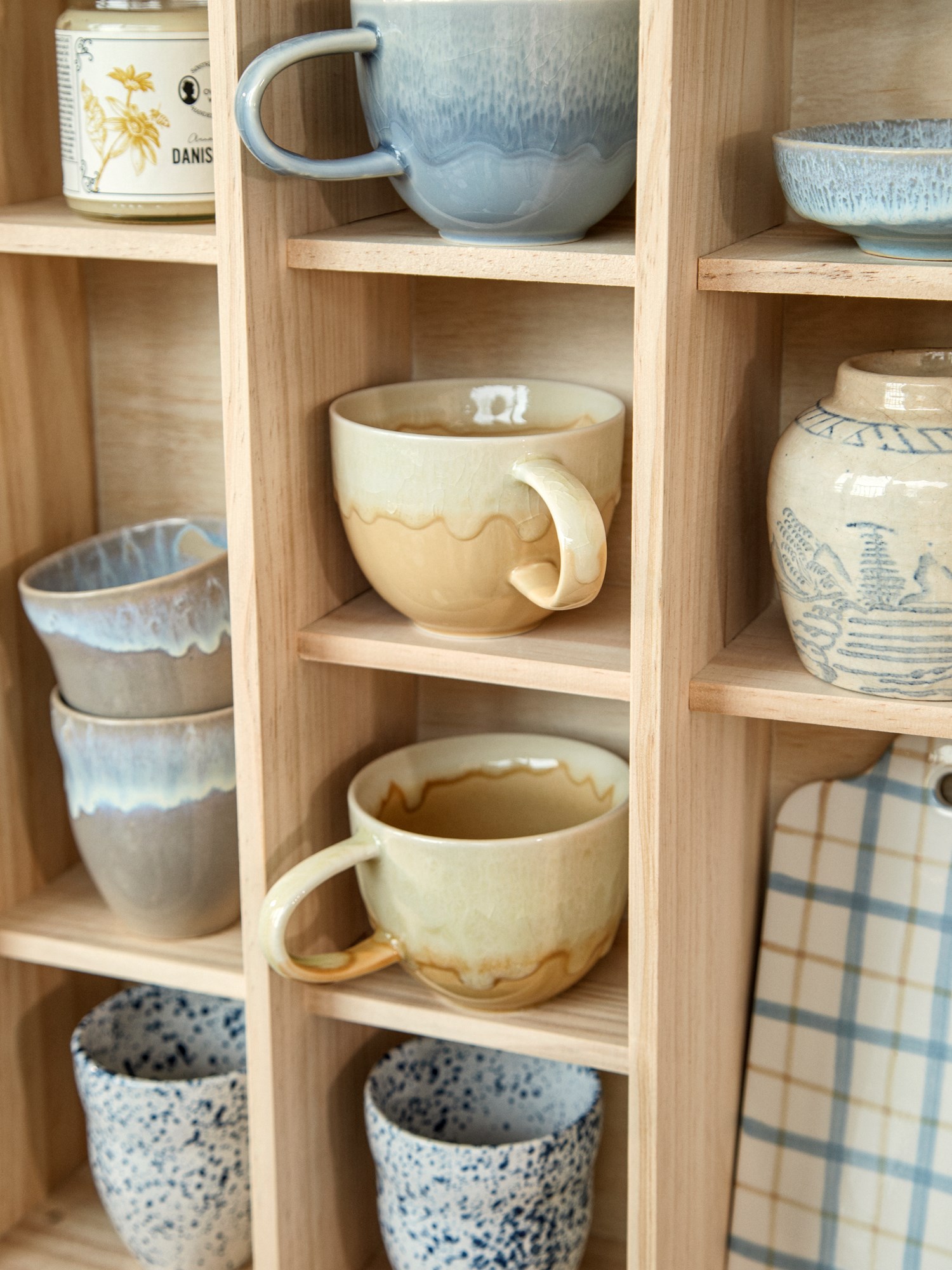 Mug rack Pinewood. 54 x 12 x 41 cm.