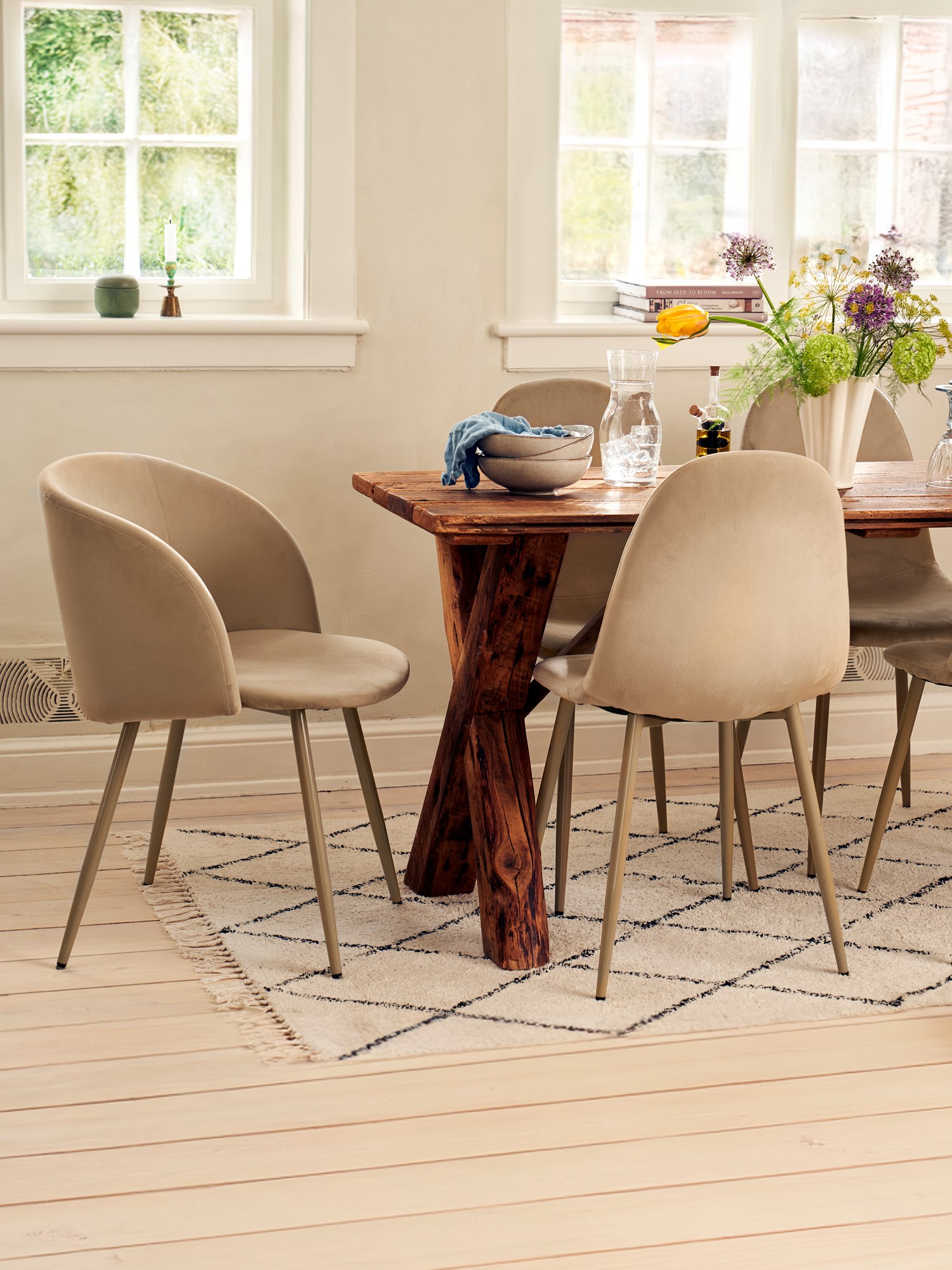 Velvet chair Polyester/iron/poplar wood/foam. 40,5 x 44,5 x 89 cm.