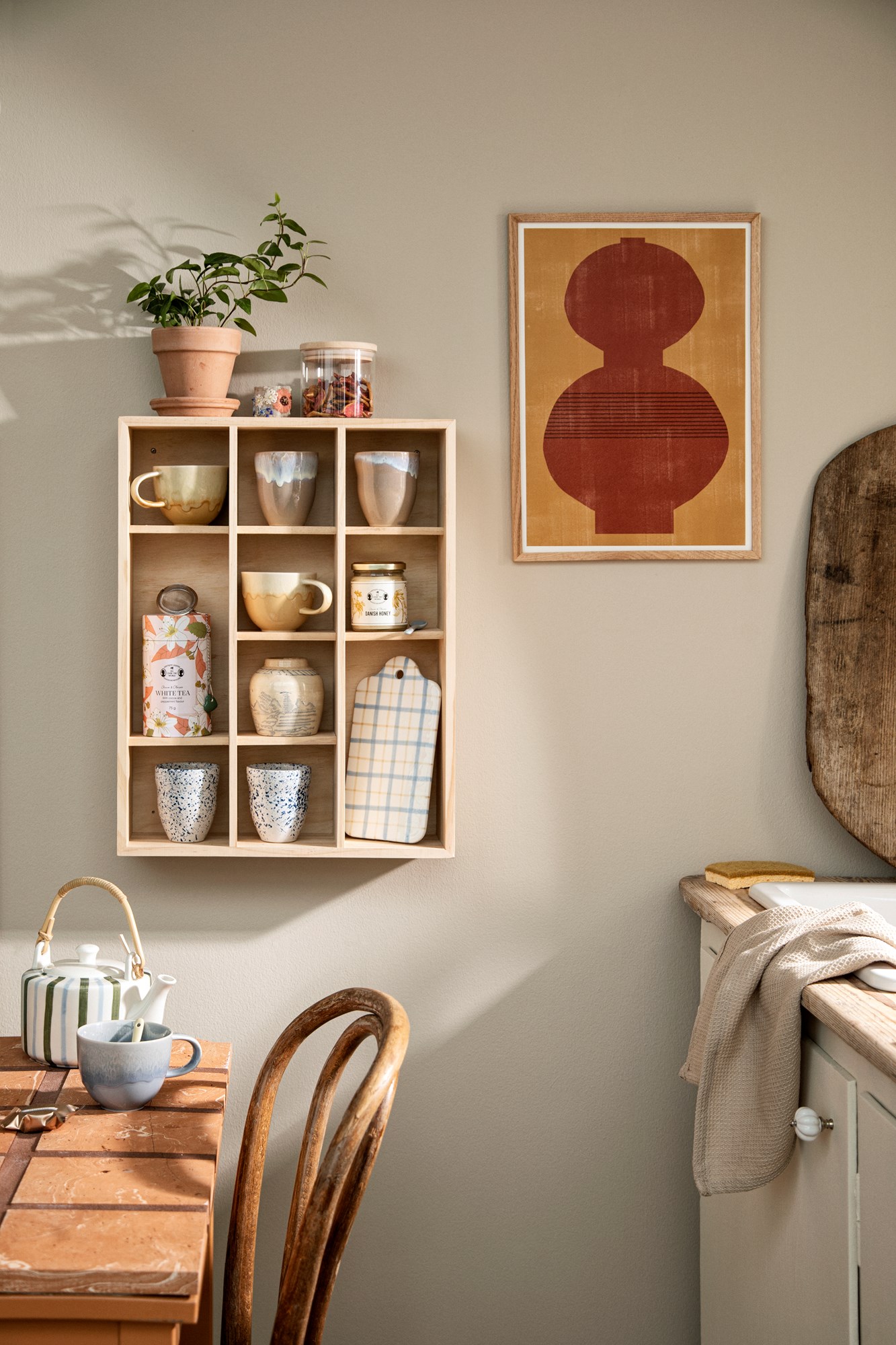 Mug rack Pinewood. 54 x 12 x 41 cm.