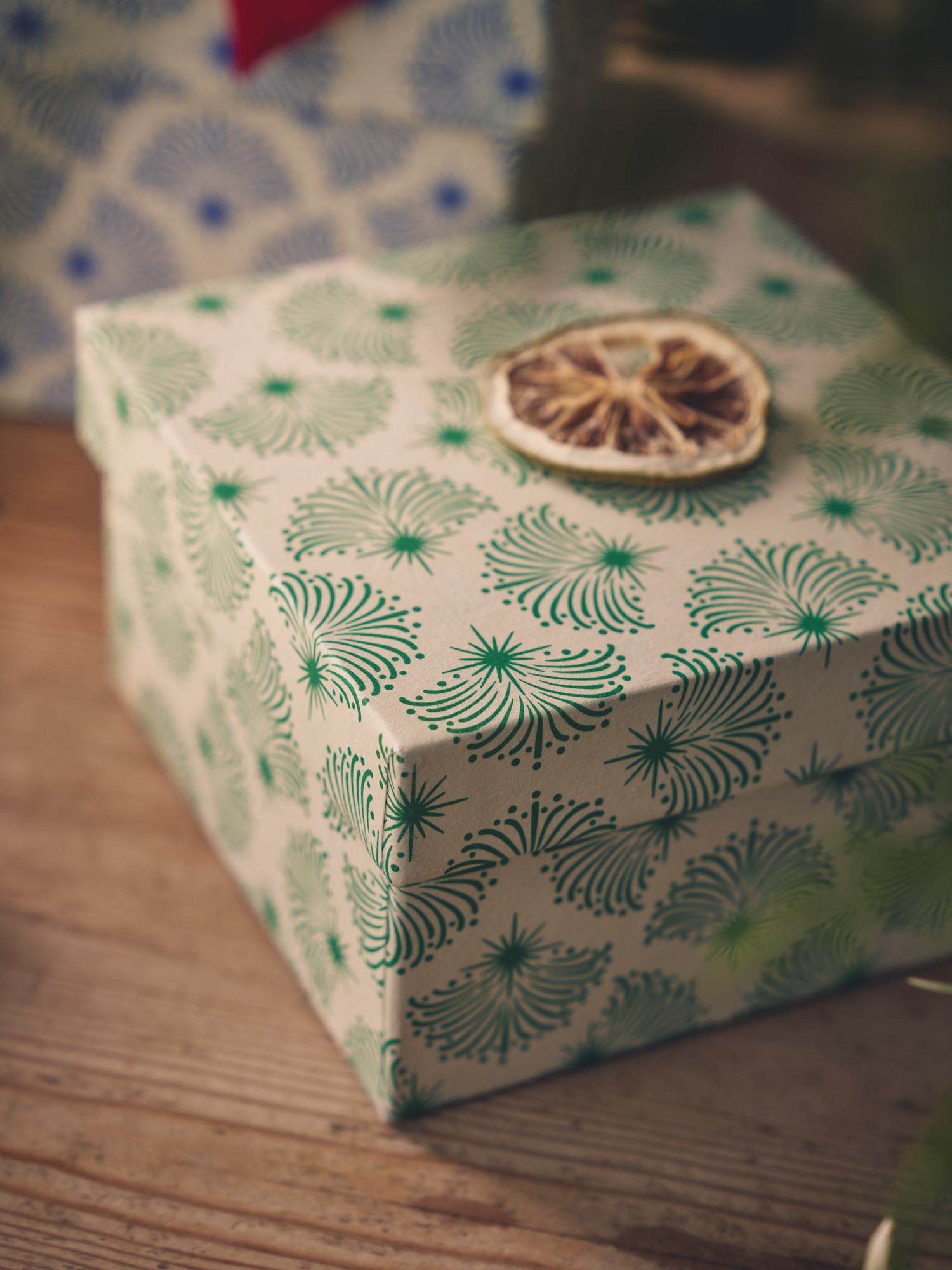 Box Handmade paper. 12 x 12 x 7.1 cm.