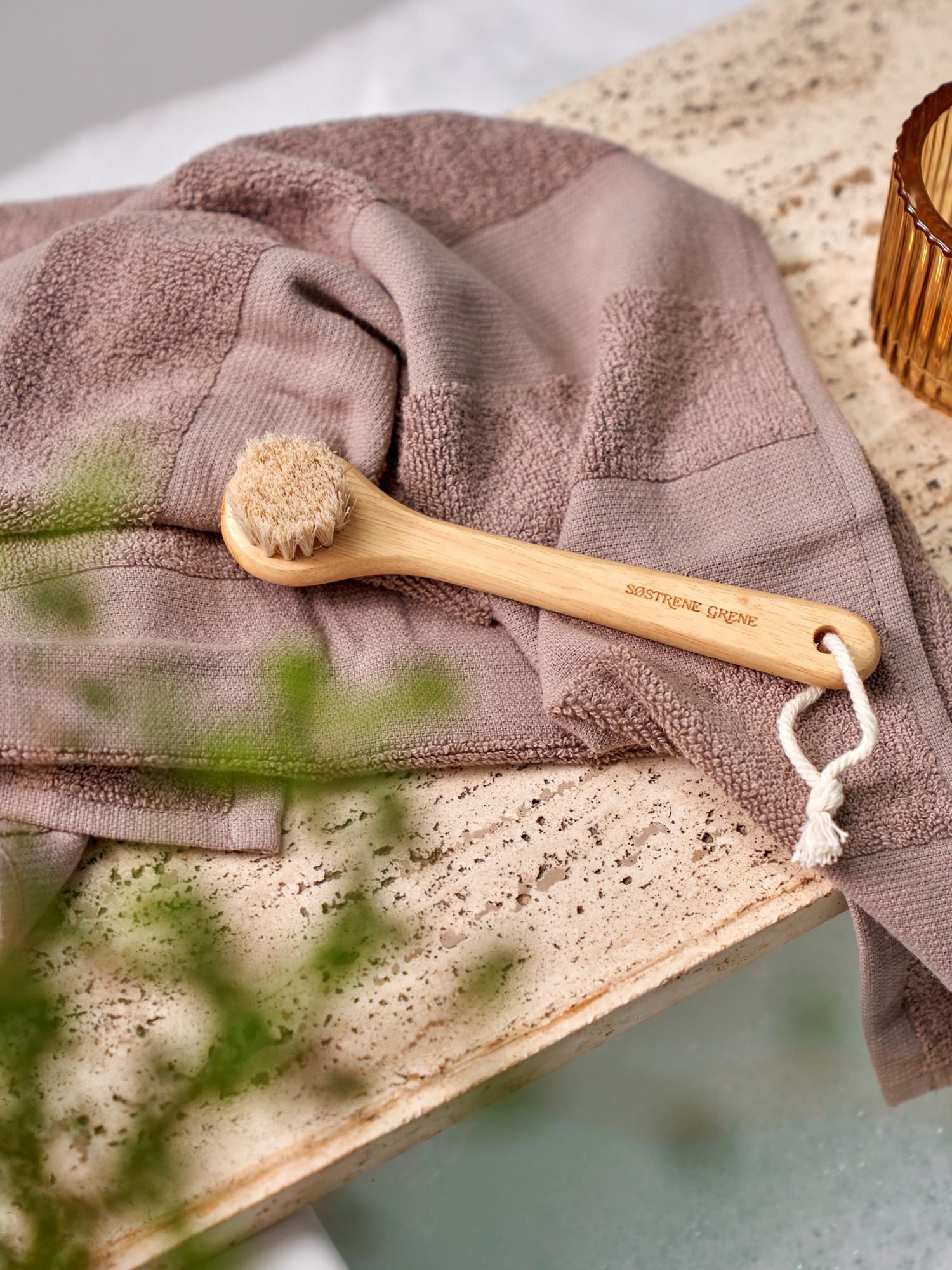 Face brush Rubber wood/horse hair. 18 x 3.9 cm.