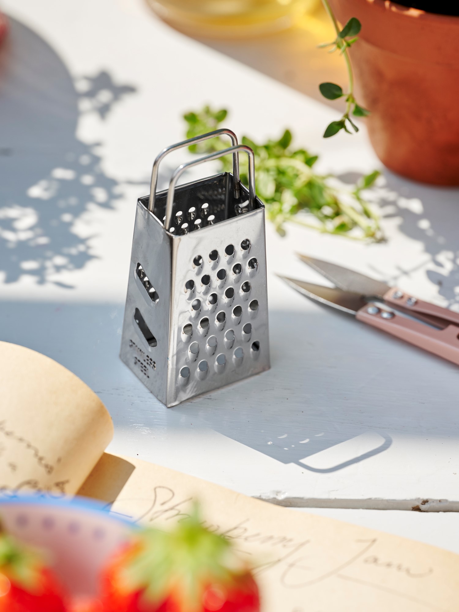 Mini grater Stainless steel. 3.5 x 2.8 x 8 cm.